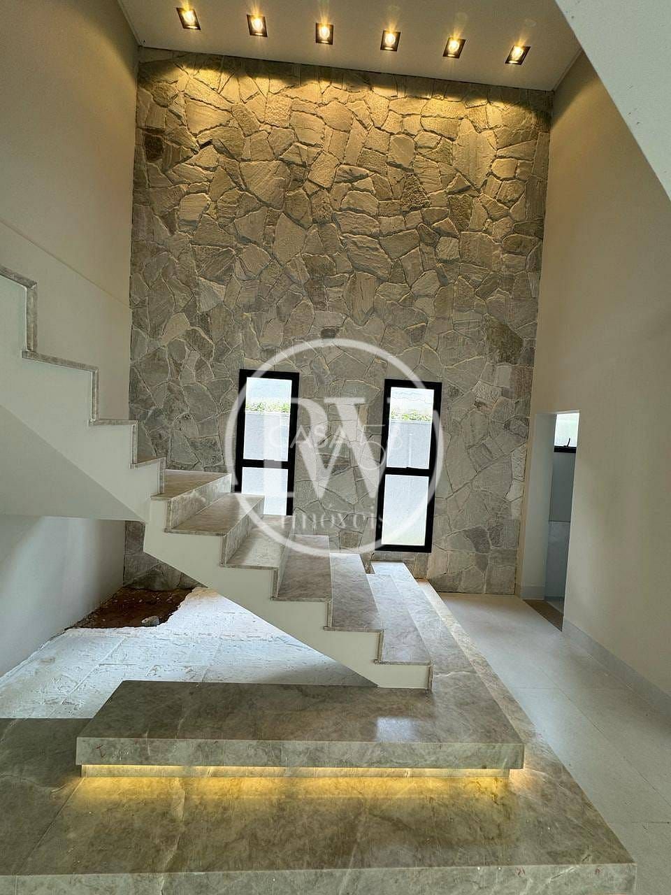 Sobrado de Alto Padrão à Venda – 4 Suítes – 340 m² Construídos – Cond. Completo