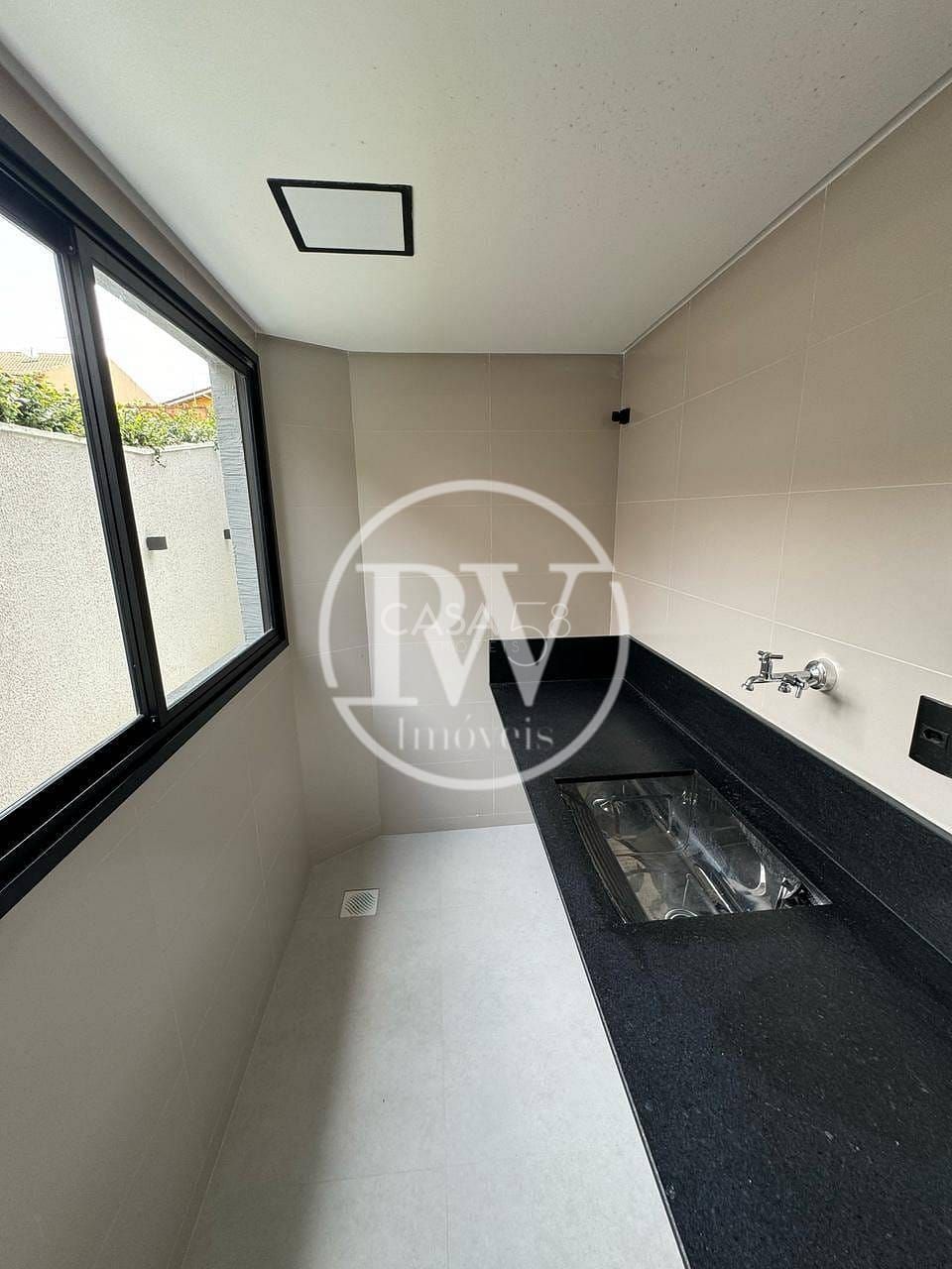 Sobrado de Alto Padrão à Venda – 4 Suítes – 340 m² Construídos – Cond. Completo