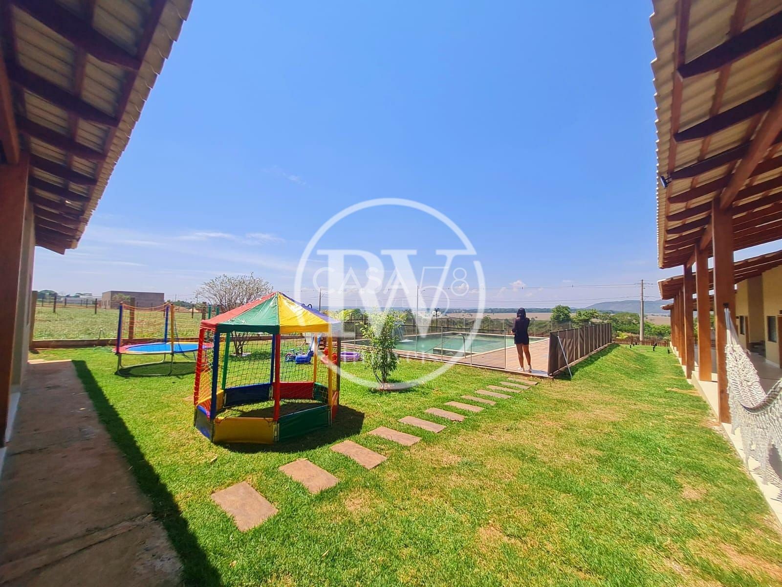 Casa em Condomínio Fechado à Venda – 6 Suítes – 430 m² Construídos – 1.500 m²