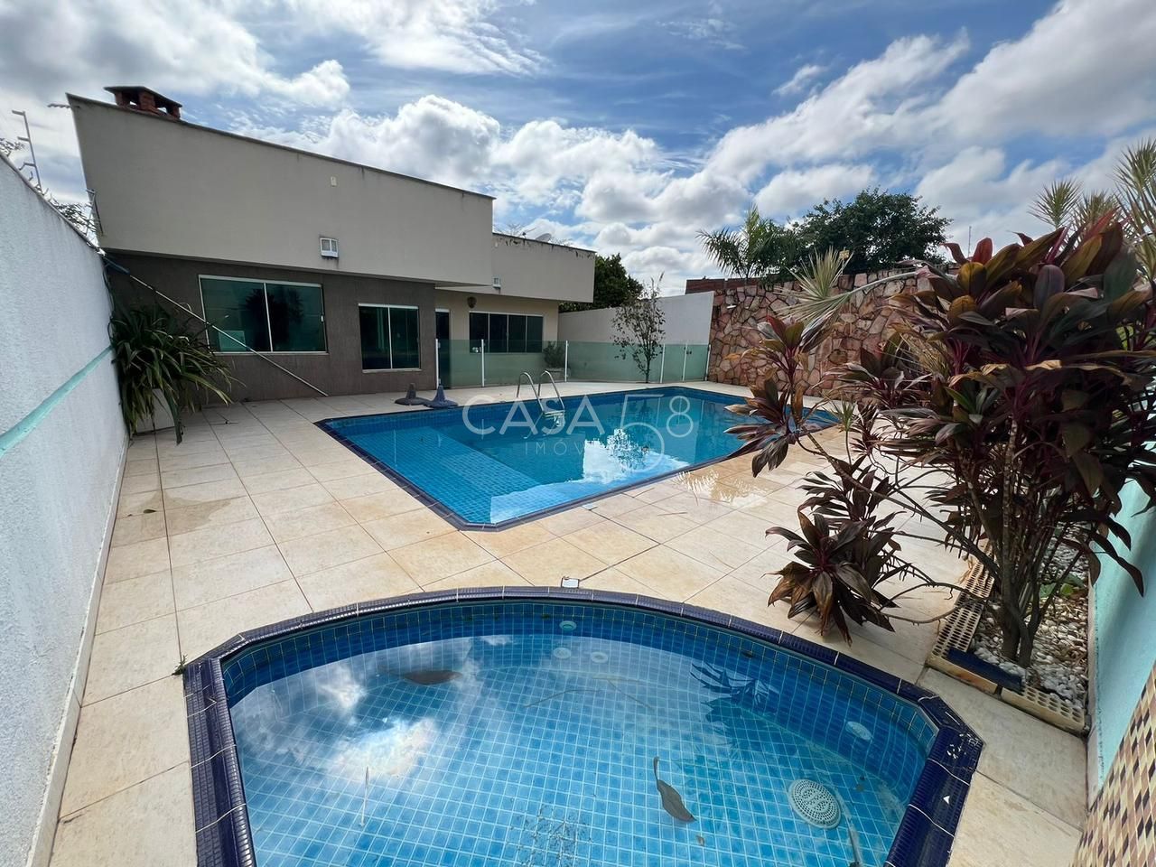 Casa à venda com 3 quartos, suíte com closet, piscina e energia solar