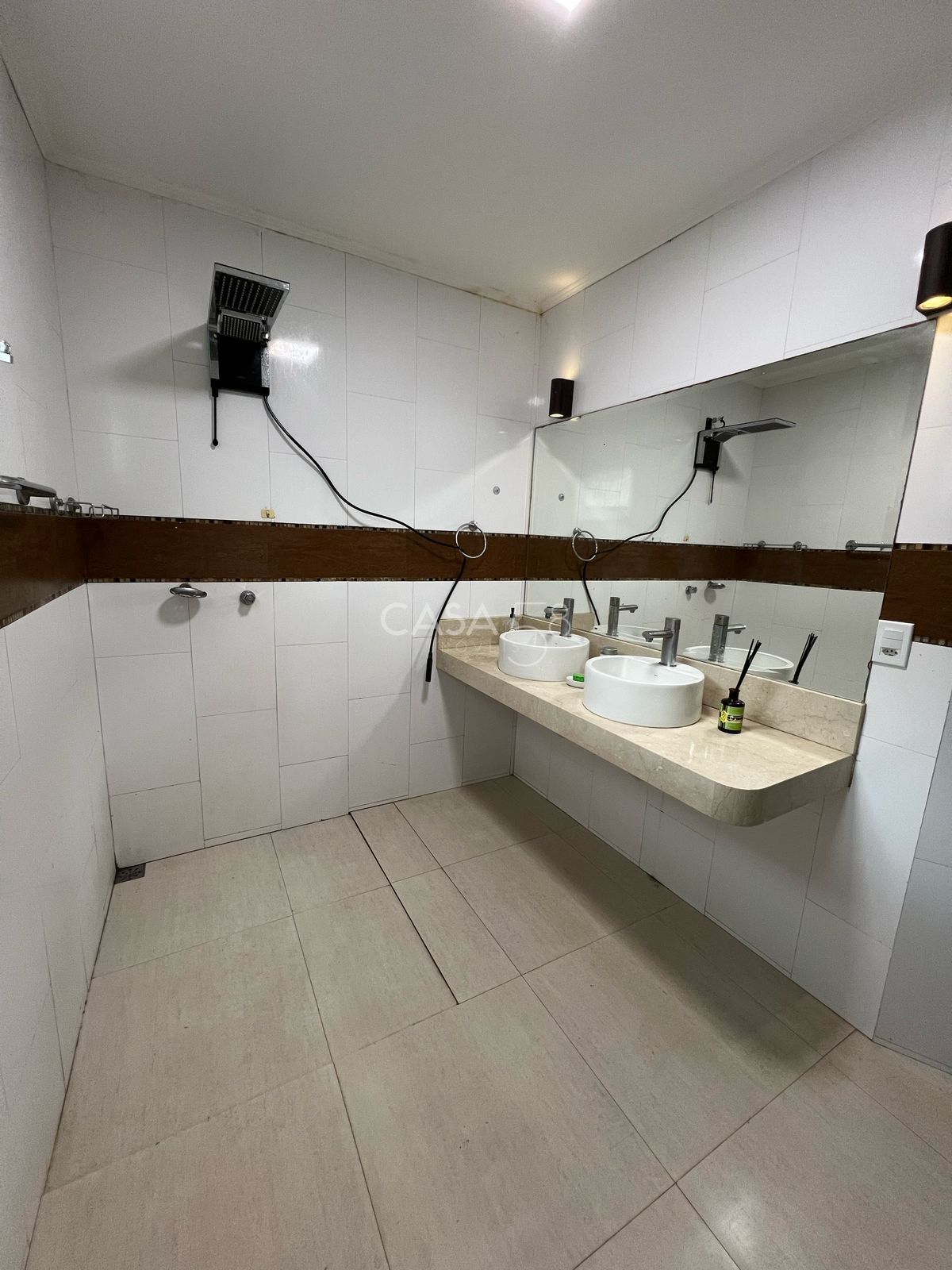 Casa à venda com 3 quartos, suíte com closet, piscina e energia solar