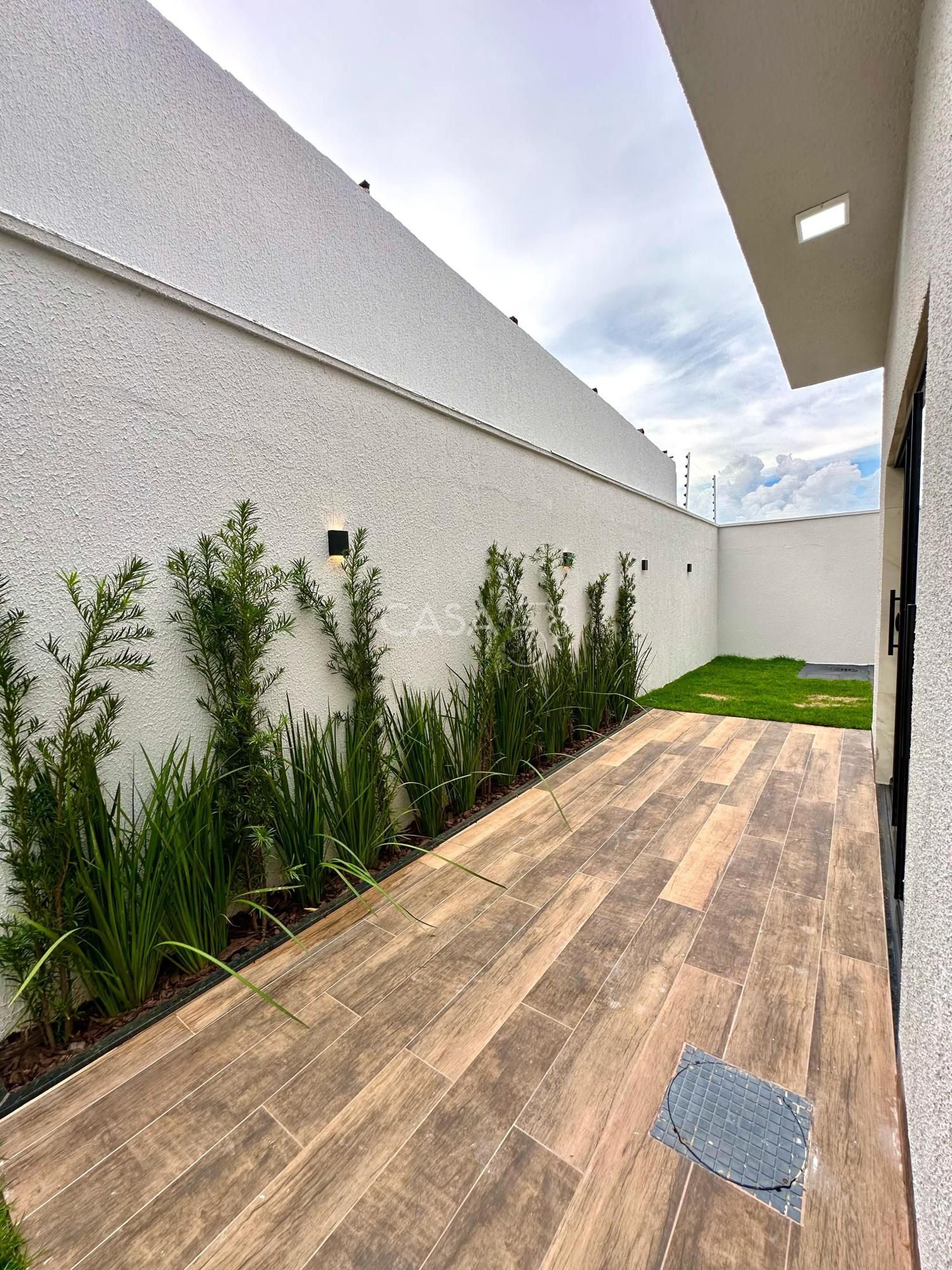 Casa moderna à venda no Residencial Monte Cristo – 3 quartos, suíte, quintal