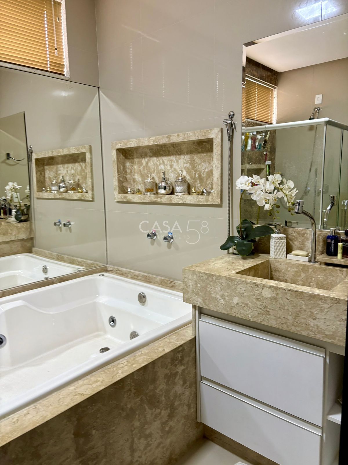 Sobrado Espaçoso no Jardim Atlântico – Alto Padrão e Localização Privilegiada