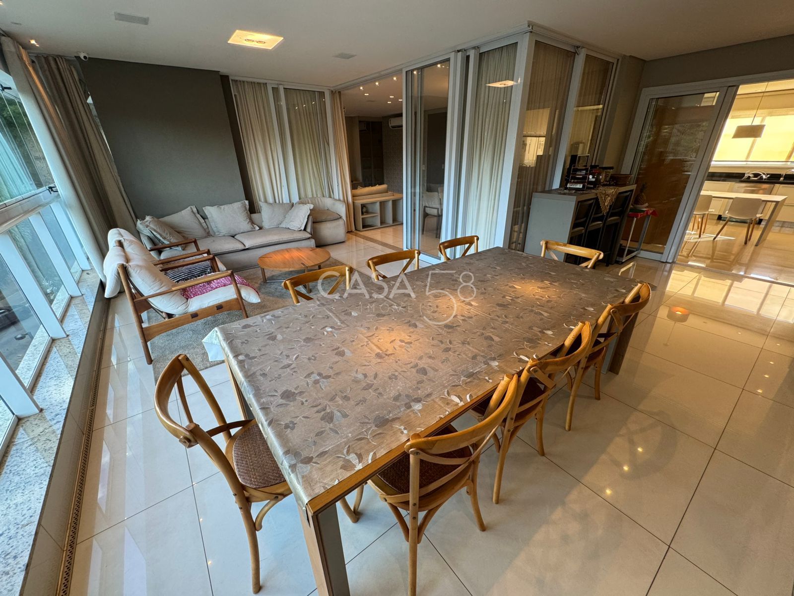 Apartamento Térreo de Alto Padrão à Venda com 4 Suítes, 4 Vagas e 286 m²