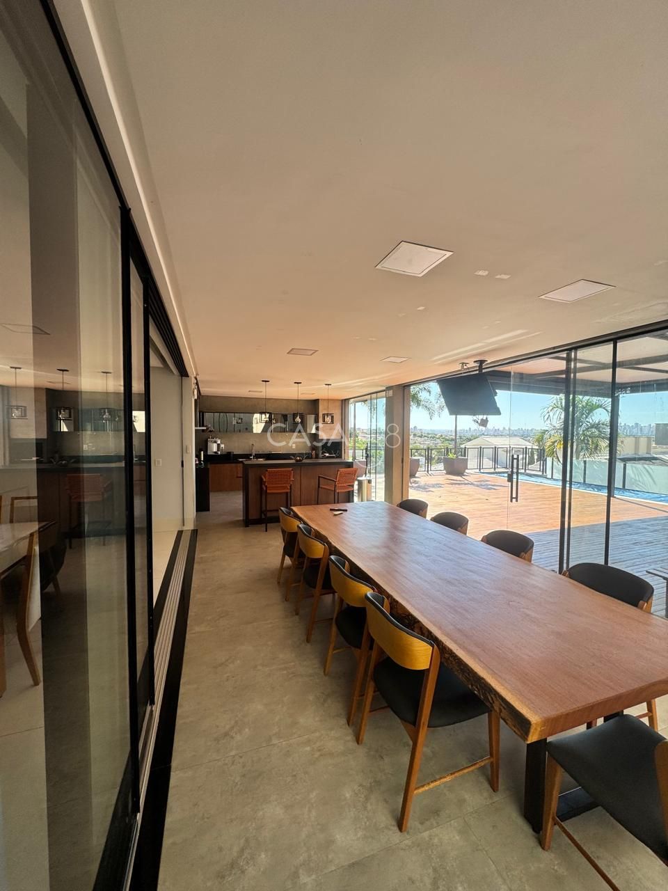 Sobrado de Alto Padrão Semi Mobiliado à Venda com 3 Suítes, Piscina Aquecida