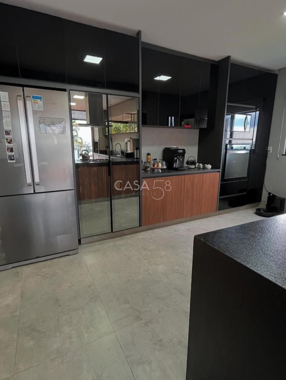 Sobrado de Alto Padrão Semi Mobiliado à Venda com 3 Suítes, Piscina Aquecida