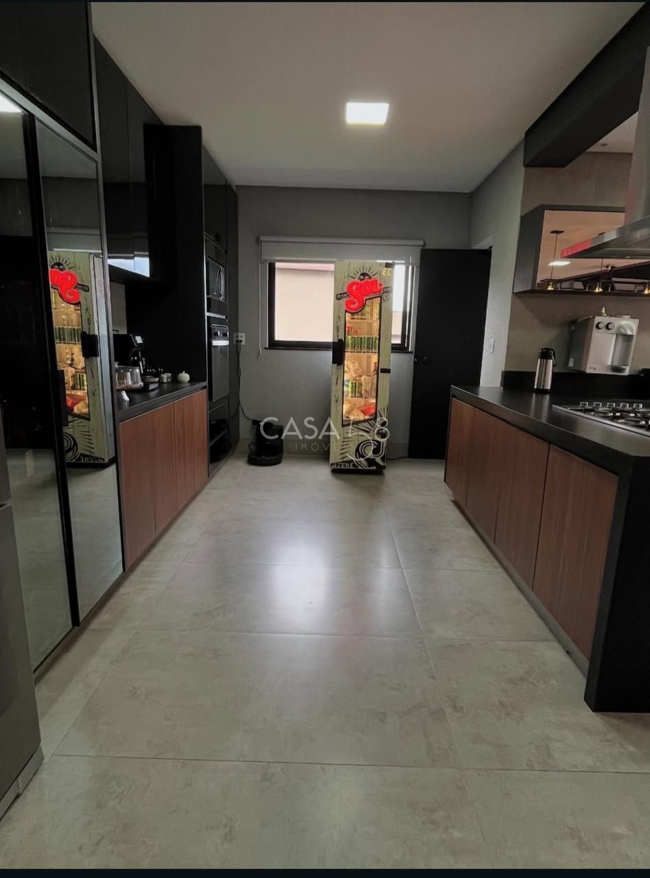 Sobrado de Alto Padrão Semi Mobiliado à Venda com 3 Suítes, Piscina Aquecida