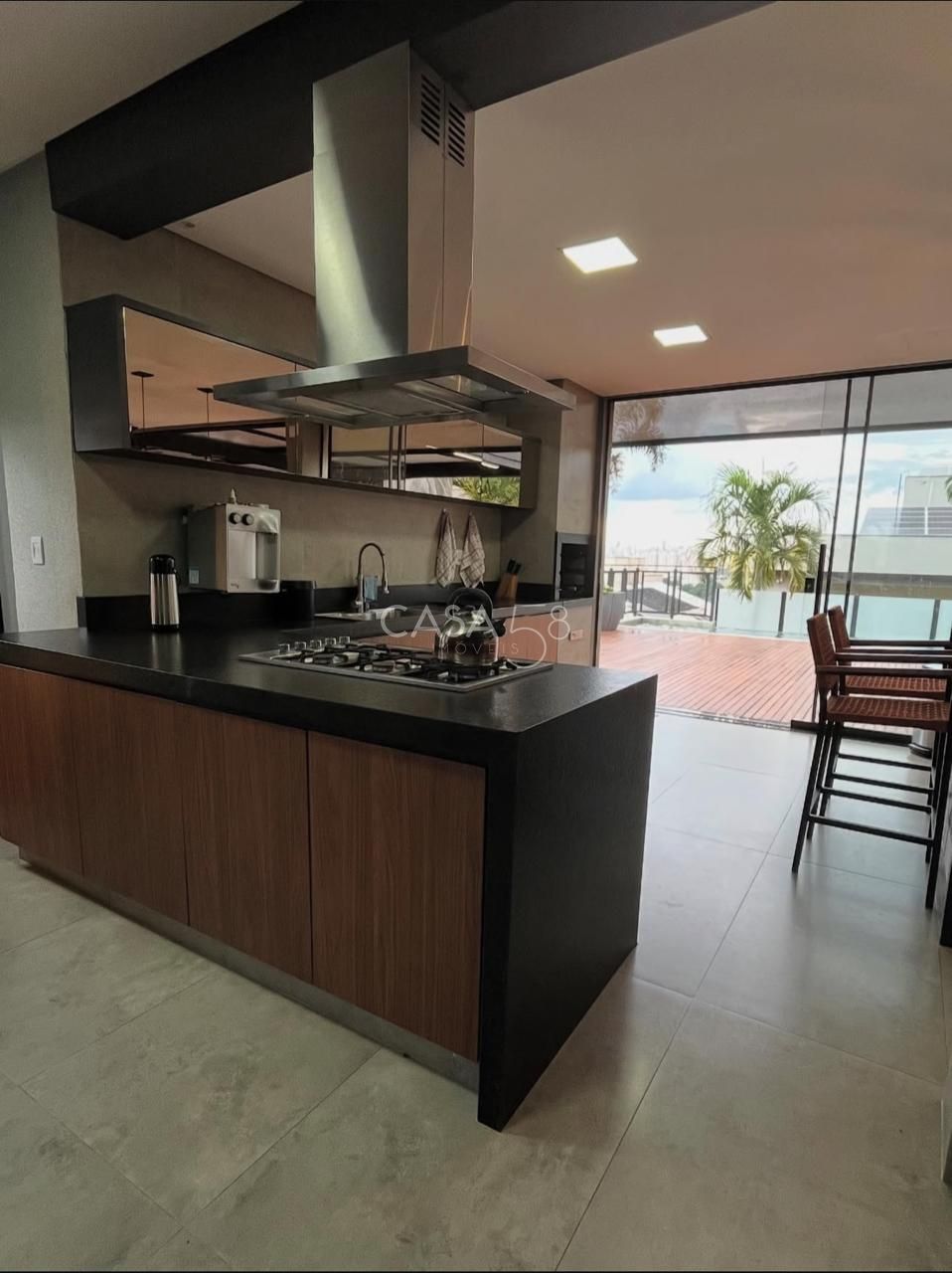 Sobrado de Alto Padrão Semi Mobiliado à Venda com 3 Suítes, Piscina Aquecida