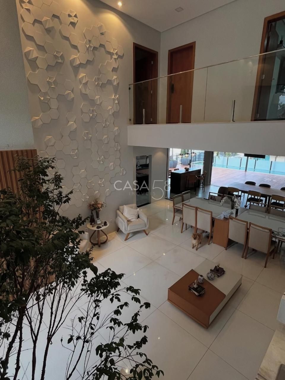 Sobrado de Alto Padrão Semi Mobiliado à Venda com 3 Suítes, Piscina Aquecida