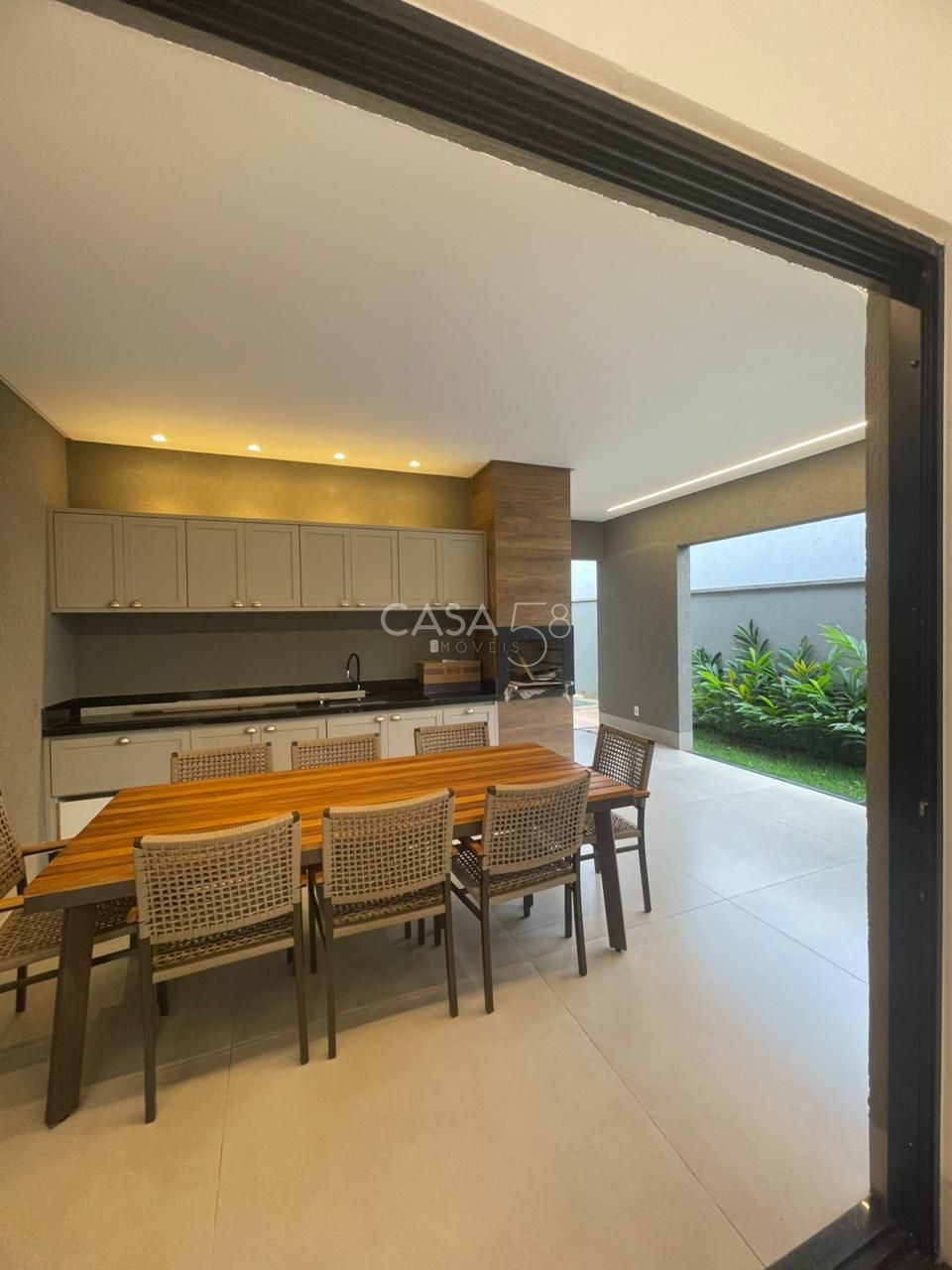 Casa de Alto Padrão com 4 Suítes e 235m², Portal do Sol Garden, Varanda