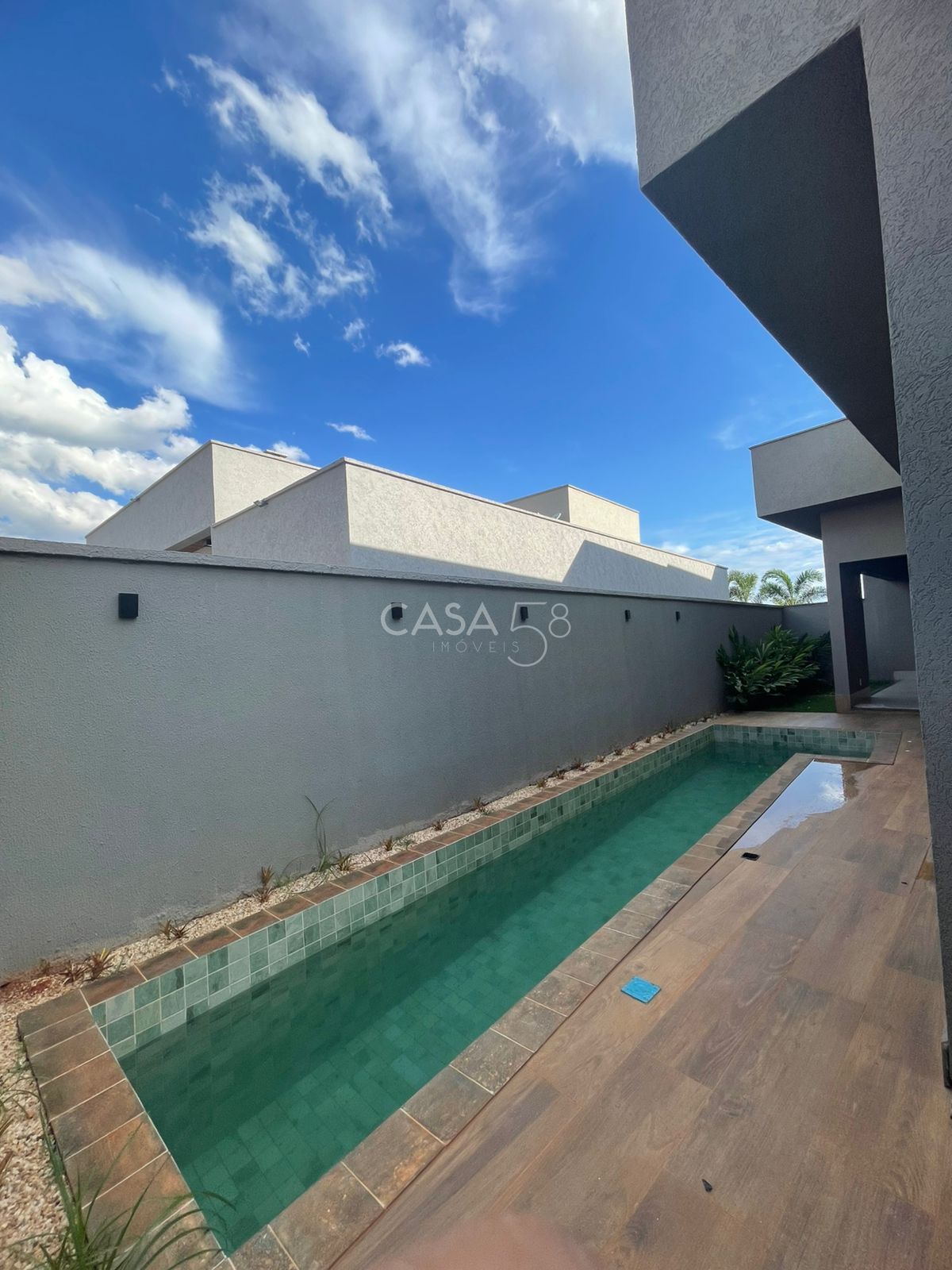 Casa de Alto Padrão com 4 Suítes e 235m², Portal do Sol Garden, Varanda