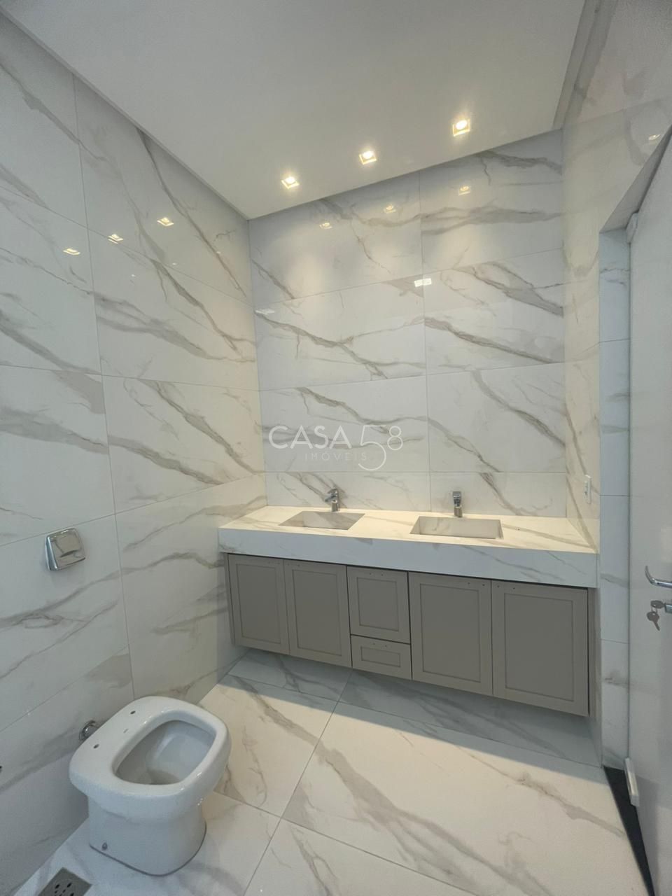 Casa de Alto Padrão com 4 Suítes e 235m², Portal do Sol Garden, Varanda