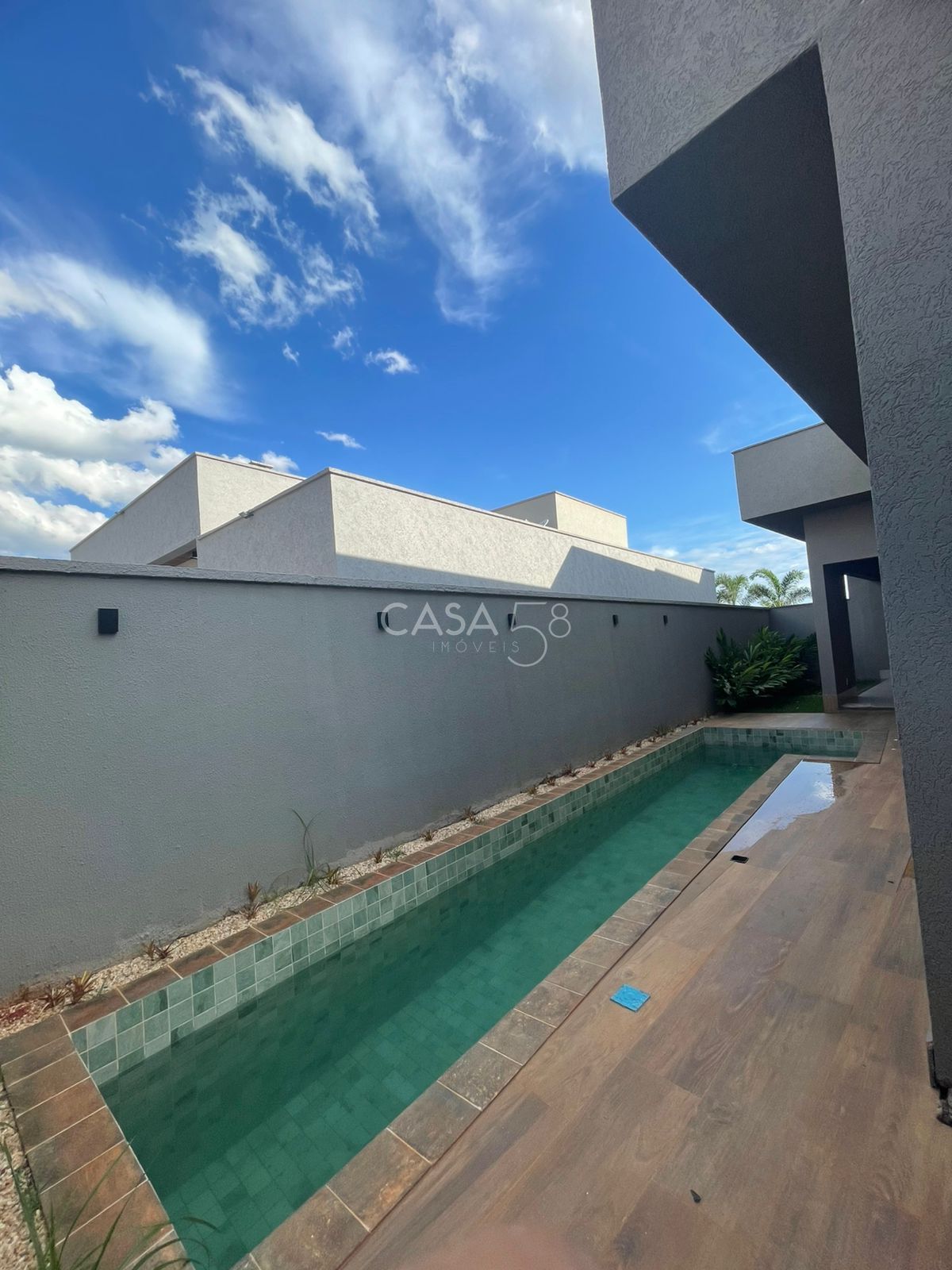 Casa de Alto Padrão com 4 Suítes e 235m², Portal do Sol Garden, Varanda