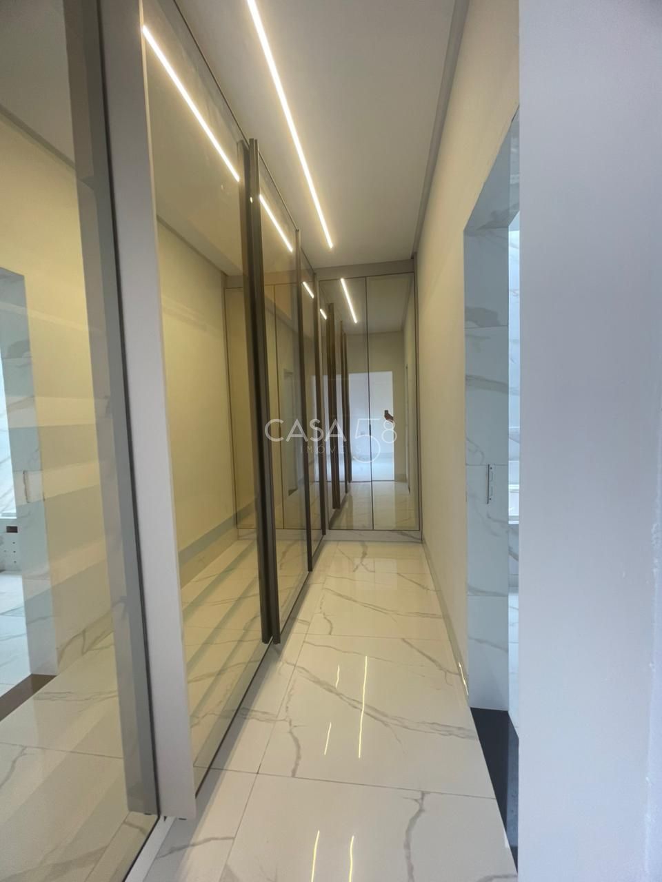 Casa de Alto Padrão com 4 Suítes e 235m², Portal do Sol Garden, Varanda