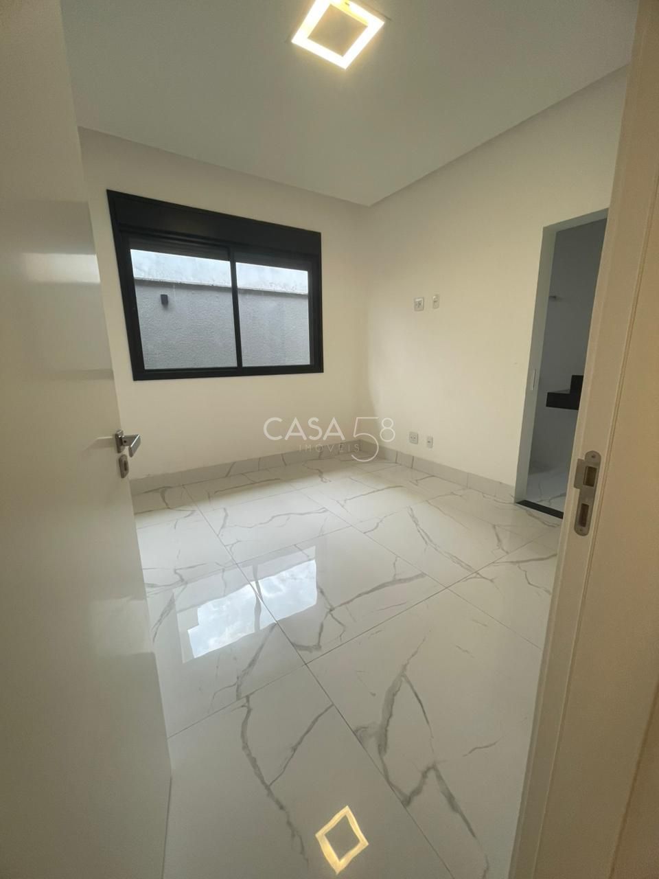 Casa de Alto Padrão com 4 Suítes e 235m², Portal do Sol Garden, Varanda