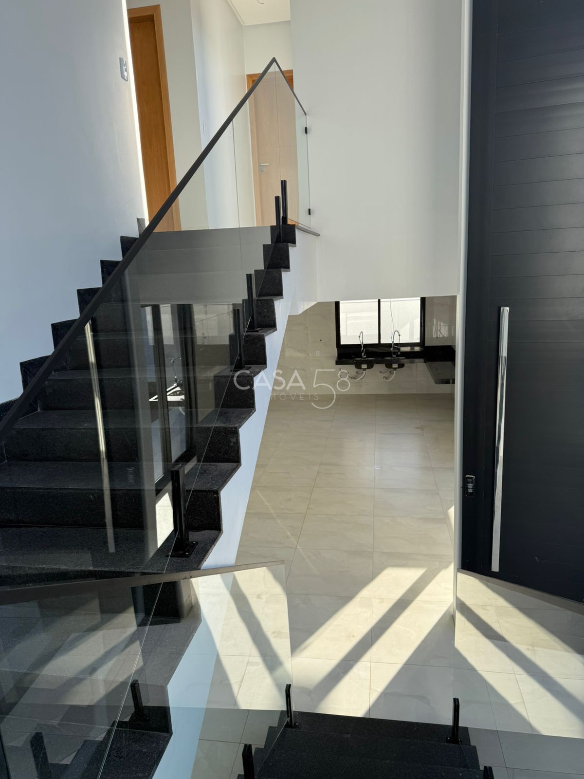 Sobrado de Esquina no Jardins Capri | Novo | 4 Quartos (3 Suítes) | Piscina