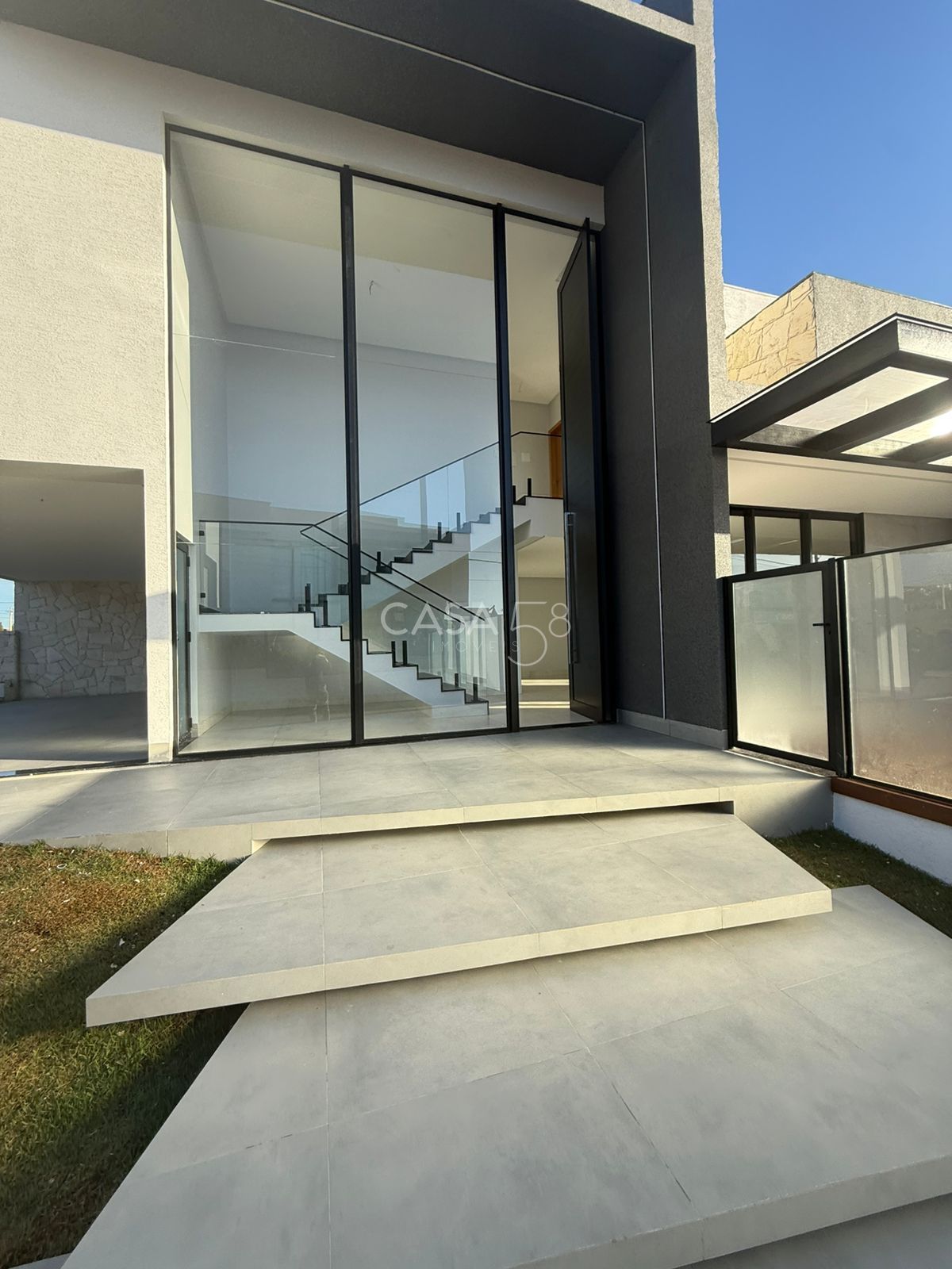 Sobrado de Esquina no Jardins Capri | Novo | 4 Quartos (3 Suítes) | Piscina