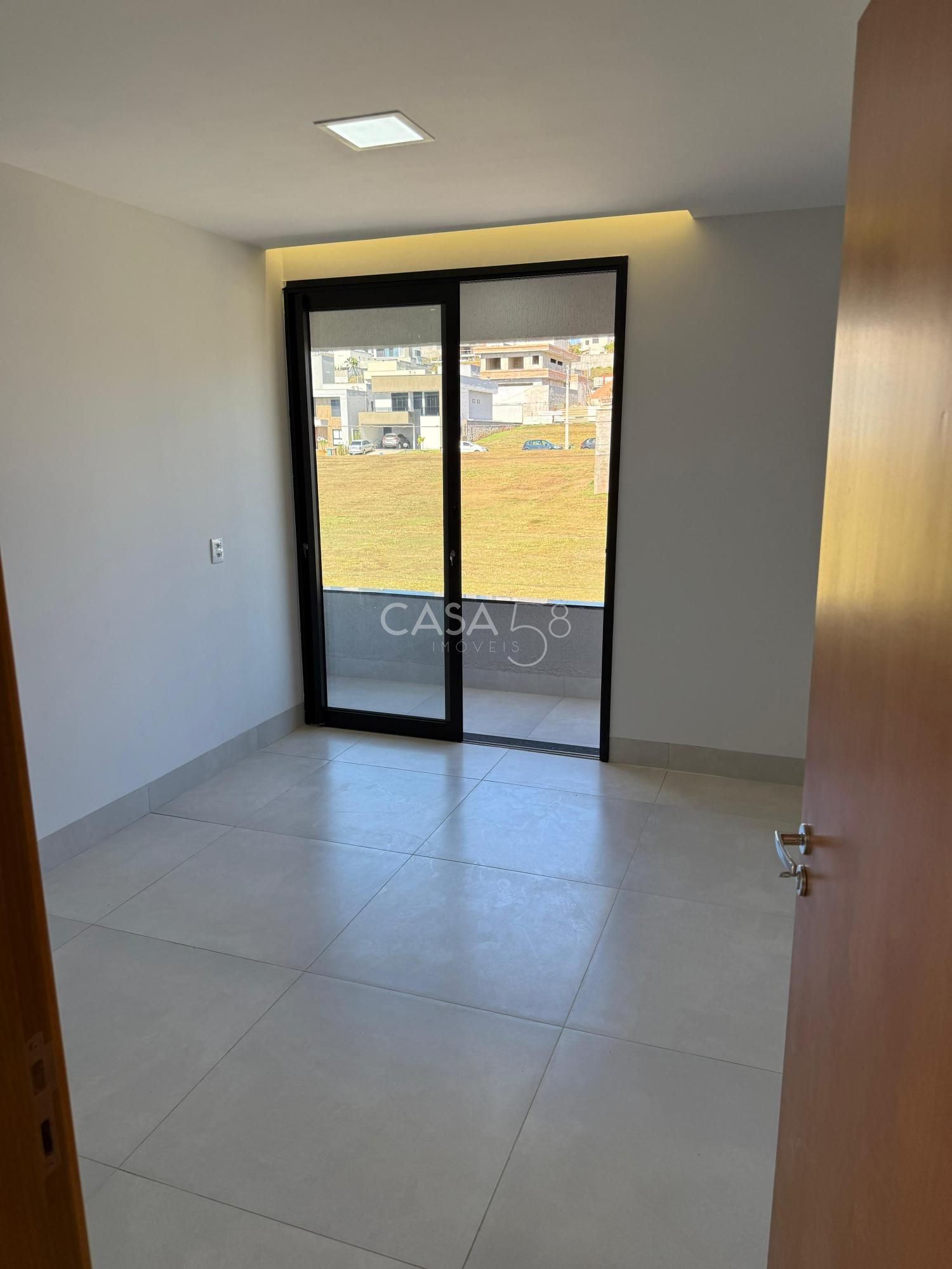 Sobrado no Jardins Porto – 4 Suítes, Frente para Reserva e Vista Permanente