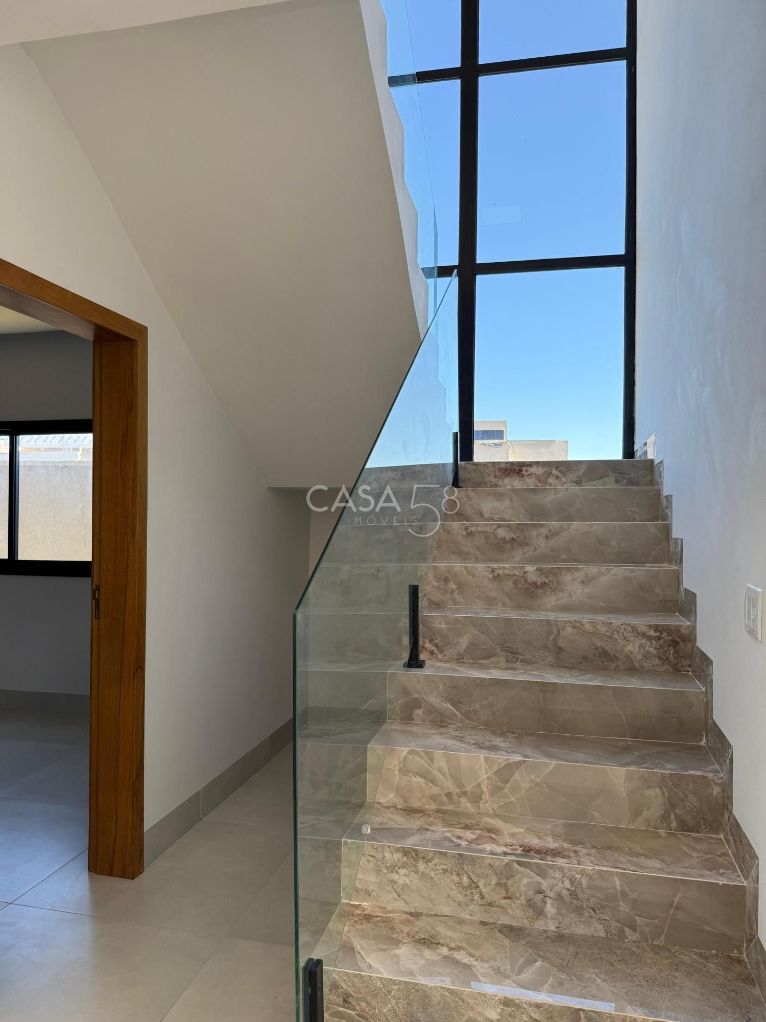 Sobrado no Jardins Porto – 4 Suítes, Frente para Reserva e Vista Permanente