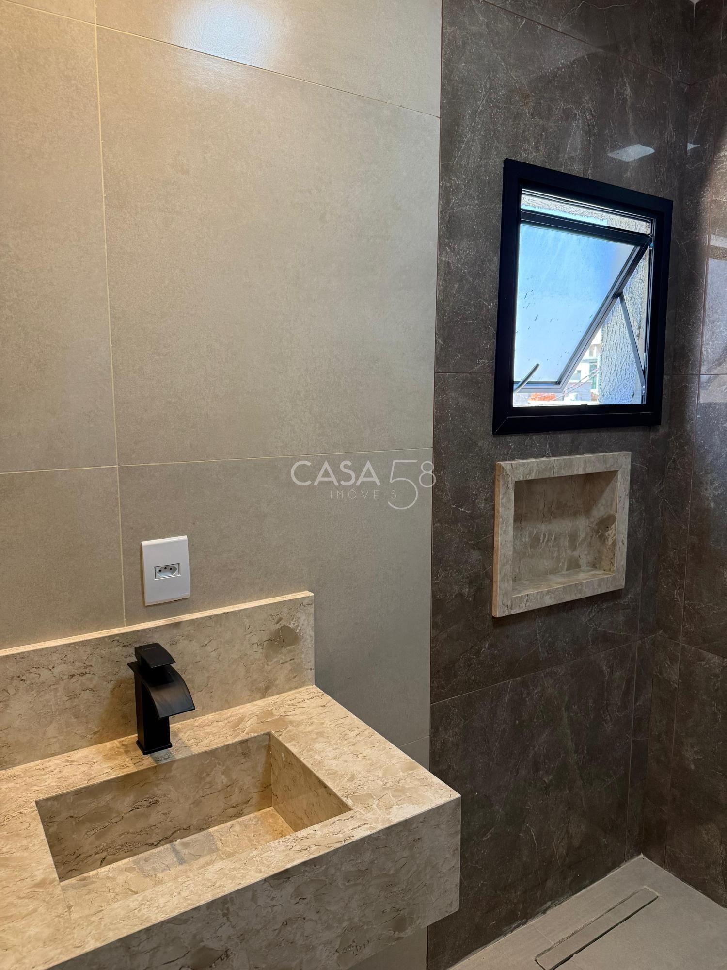 Sobrado no Jardins Porto – 4 Suítes, Frente para Reserva e Vista Permanente