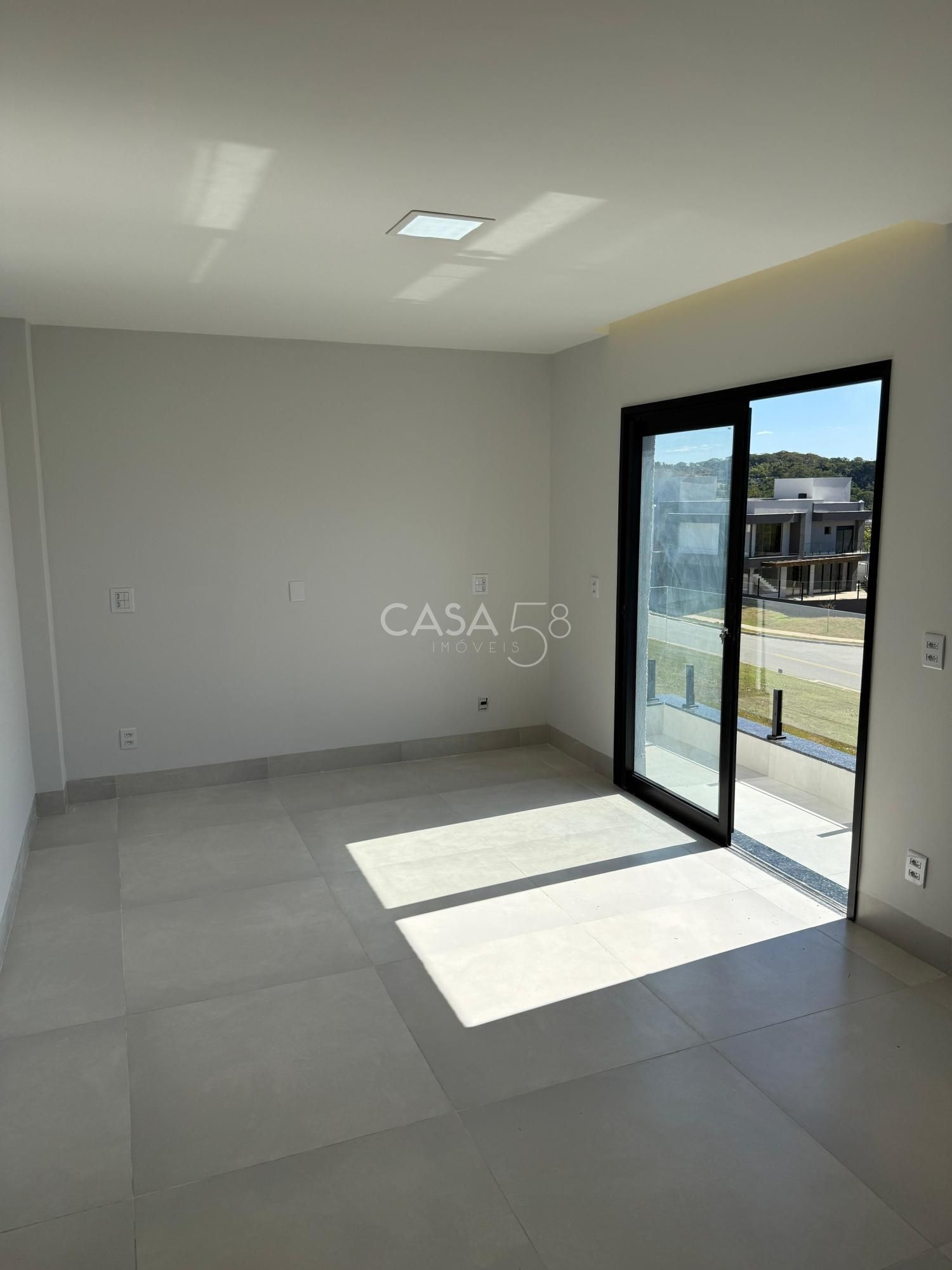 Sobrado no Jardins Porto – 4 Suítes, Frente para Reserva e Vista Permanente