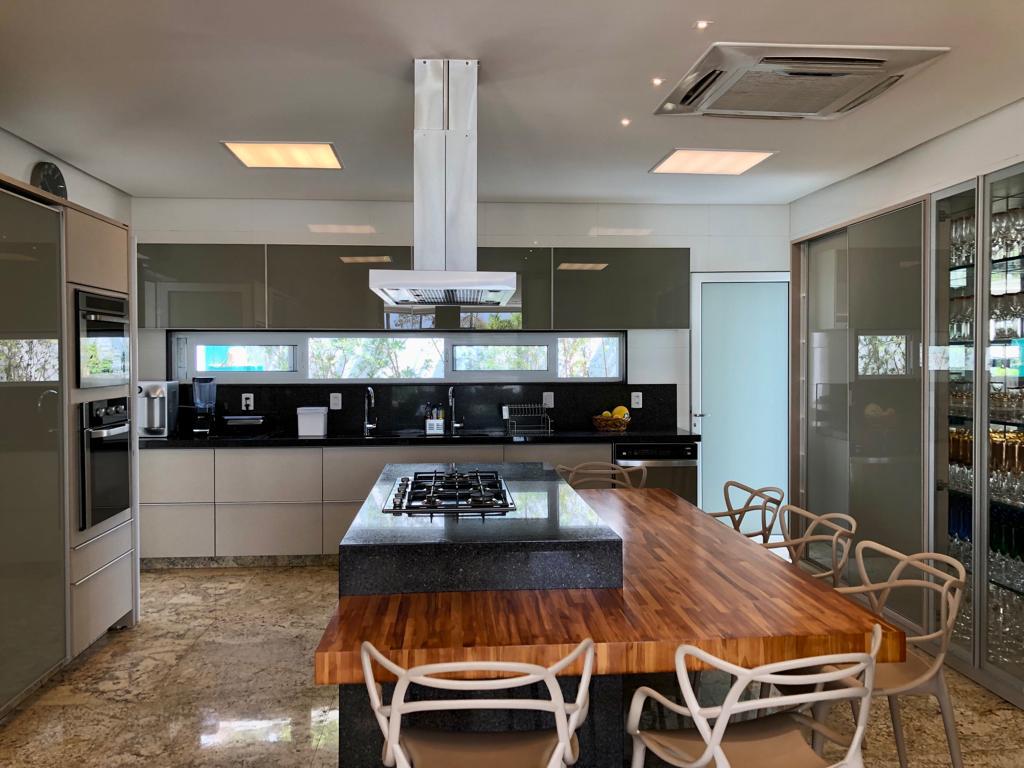 Casa de Alto Luxo no Alphaville Flamboyant - 5 Suítes com Piscina Borda Infinita