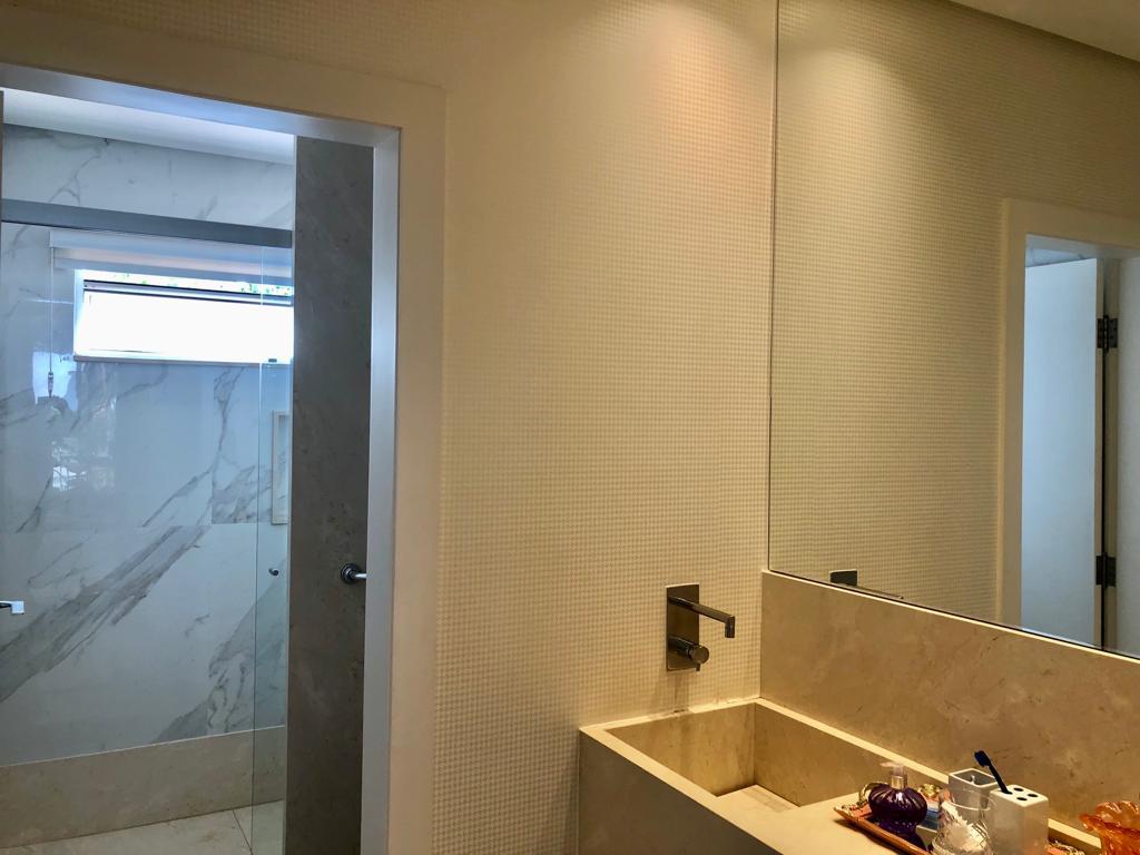 Casa de Alto Luxo no Alphaville Flamboyant - 5 Suítes com Piscina Borda Infinita