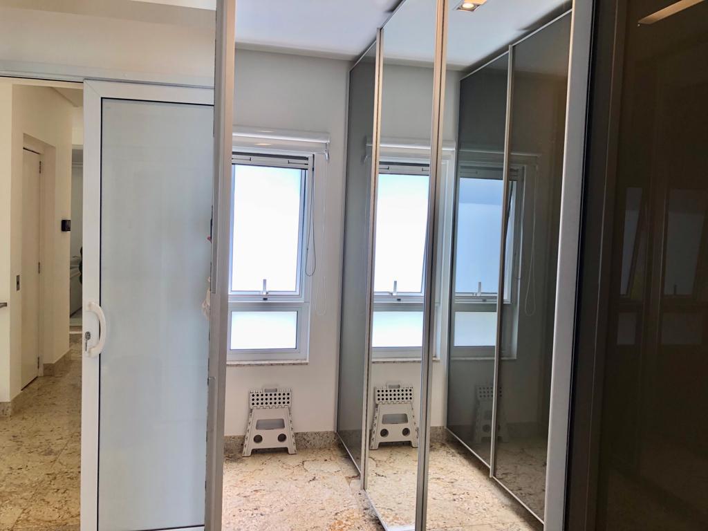 Casa de Alto Luxo no Alphaville Flamboyant - 5 Suítes com Piscina Borda Infinita