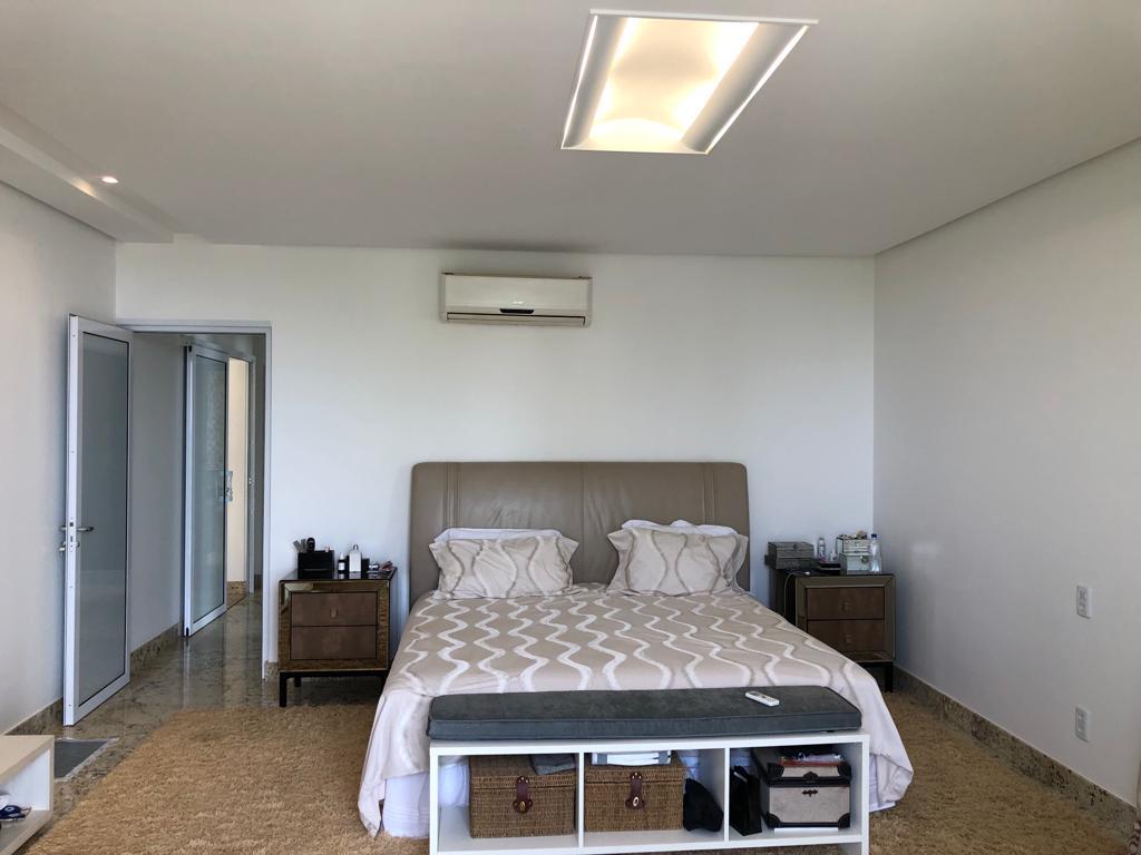 Casa de Alto Luxo no Alphaville Flamboyant - 5 Suítes com Piscina Borda Infinita