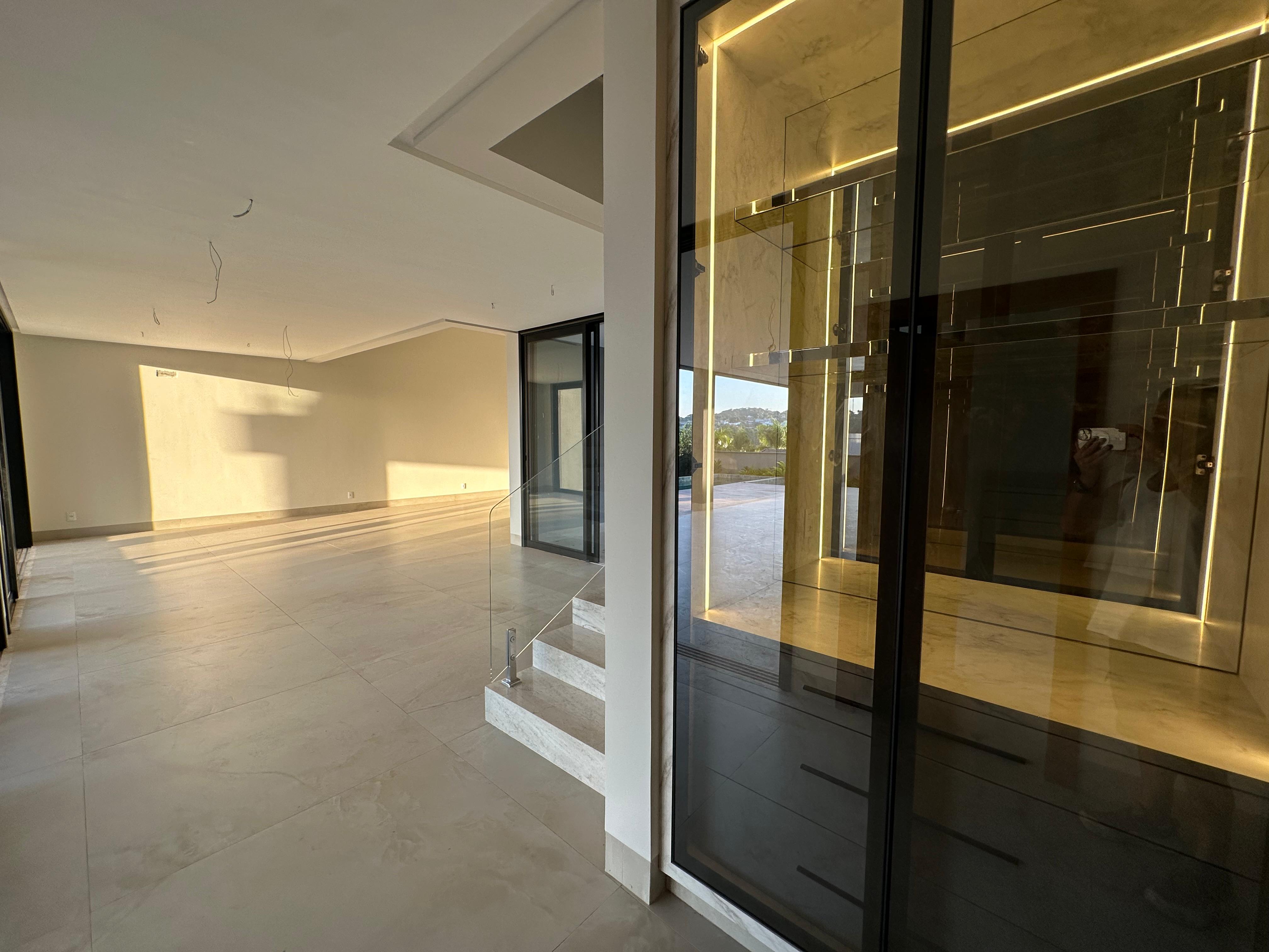 Casa à Venda no Alphaville / 5 suítes / 6 vagas