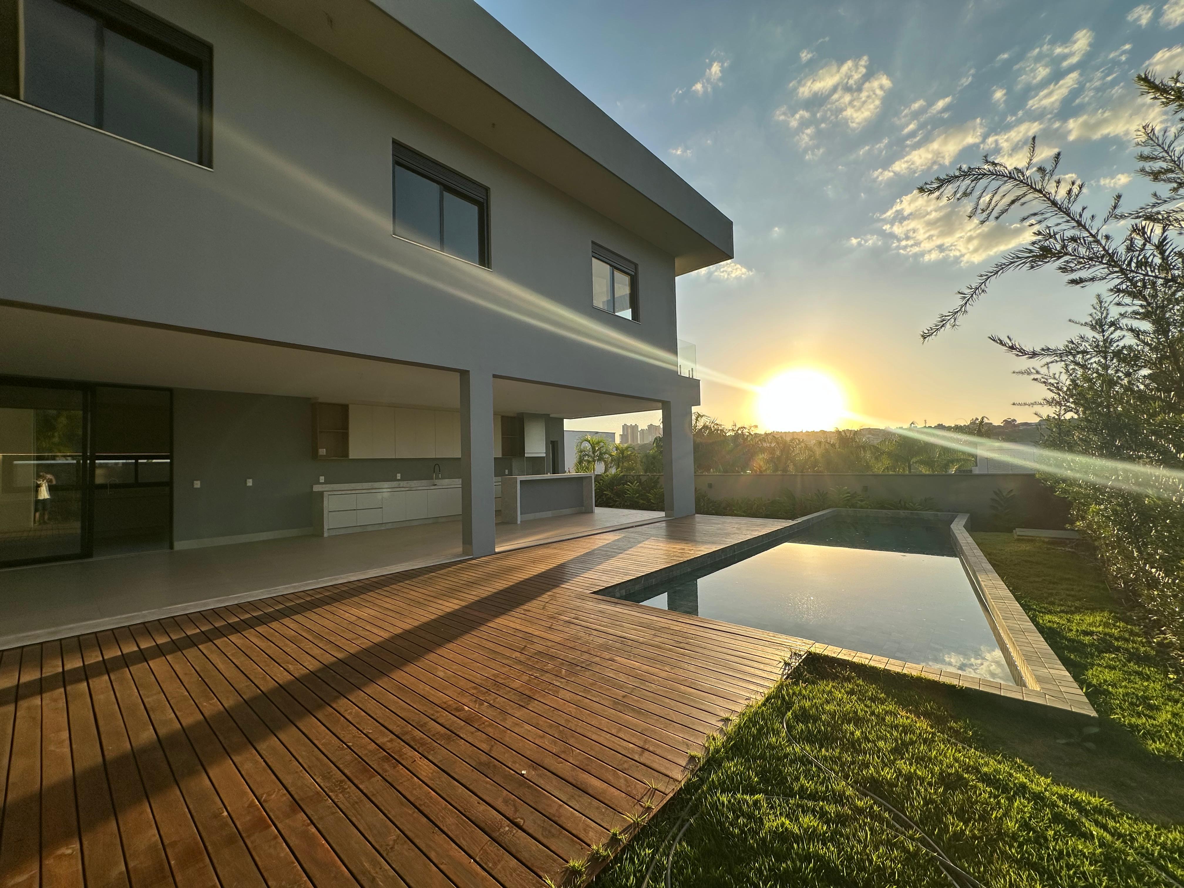 Casa à Venda no Alphaville / 5 suítes / 6 vagas