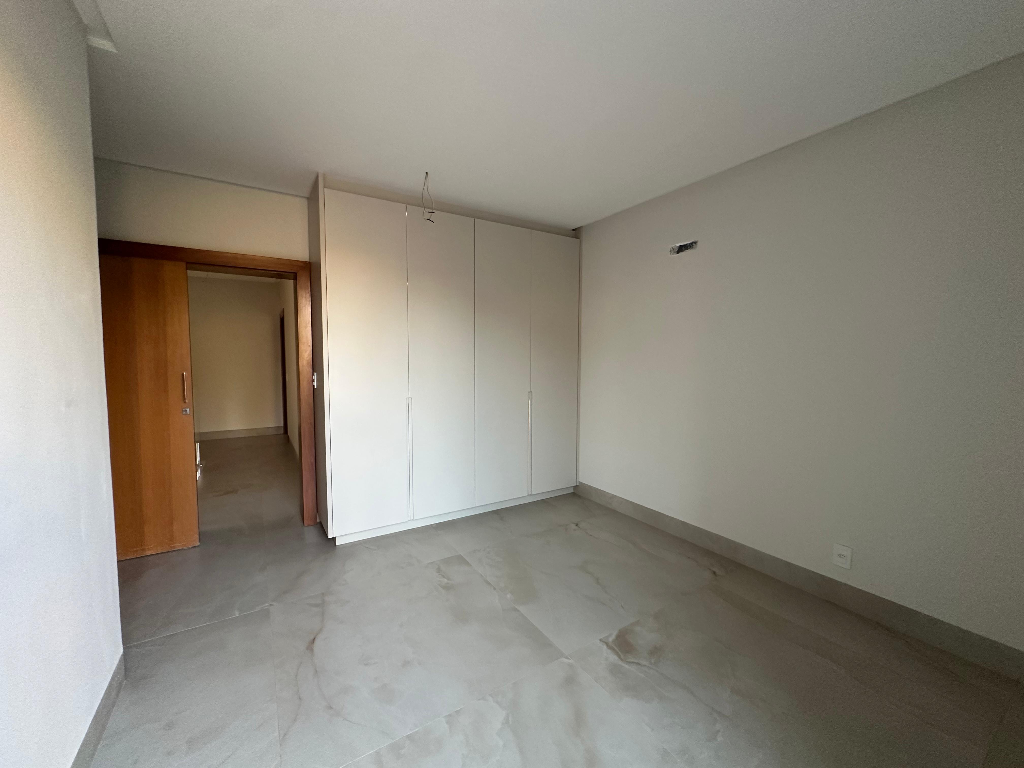 Casa à Venda no Alphaville / 5 suítes / 6 vagas