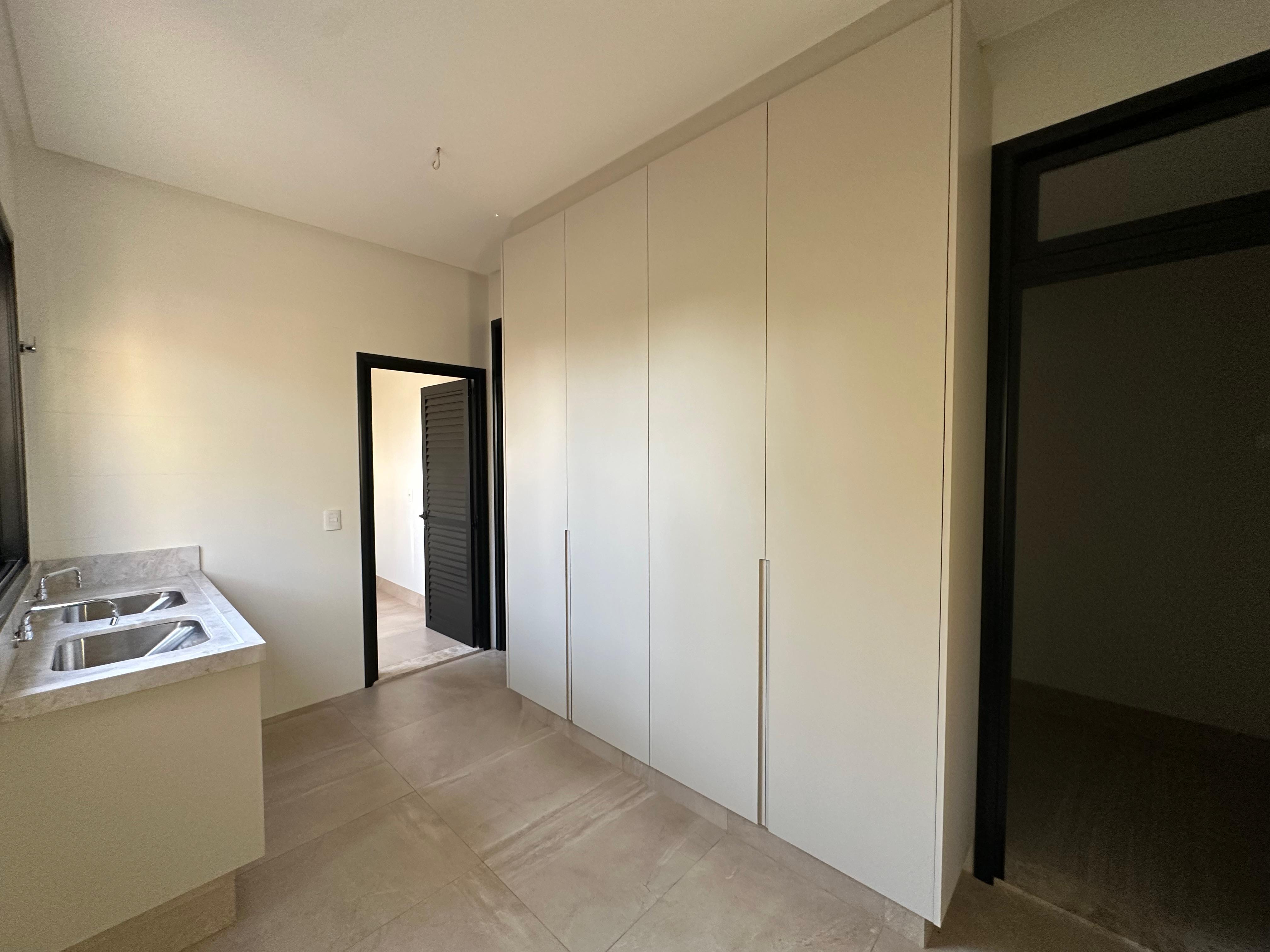 Casa à Venda no Alphaville / 5 suítes / 6 vagas