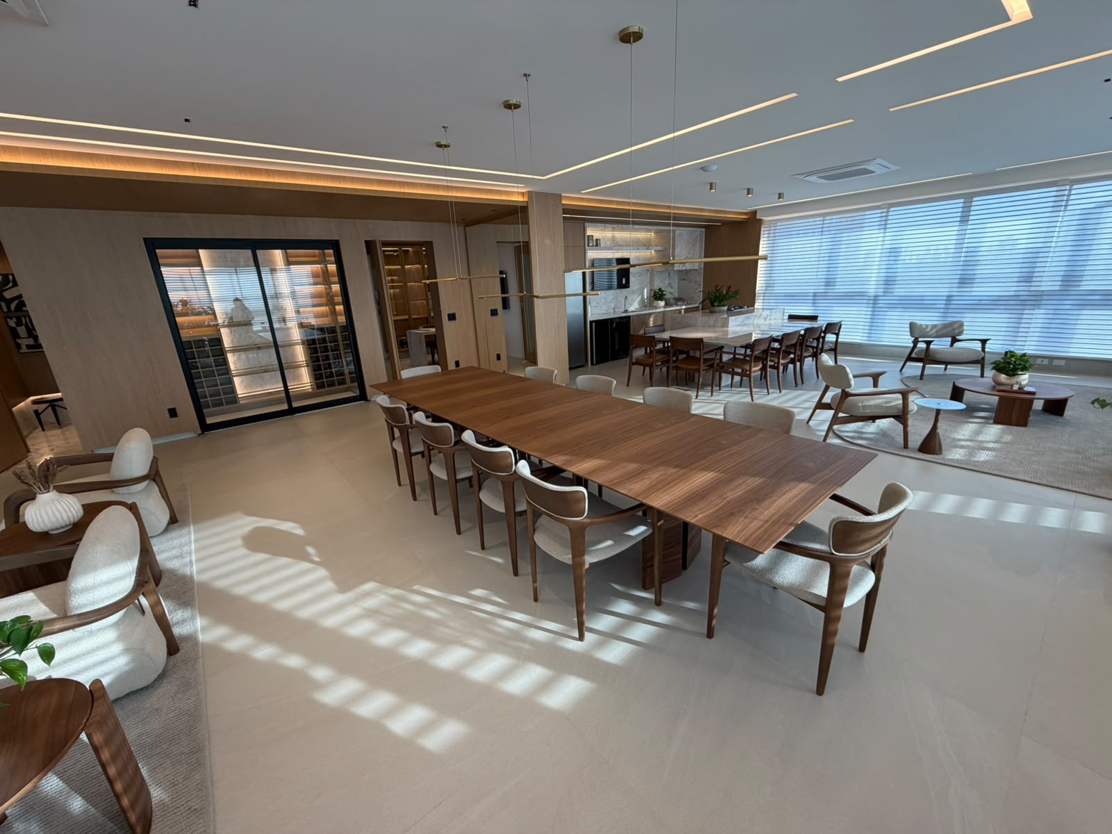 Apartamento à Venda no Kingdom Park Residence / 4 suítes / 4 vagas / Mobiliado / Setor Marista