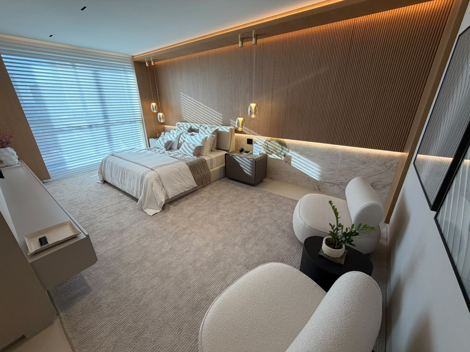 Apartamento à Venda no Kingdom Park Residence / 4 suítes / 4 vagas / Mobiliado / Setor Marista