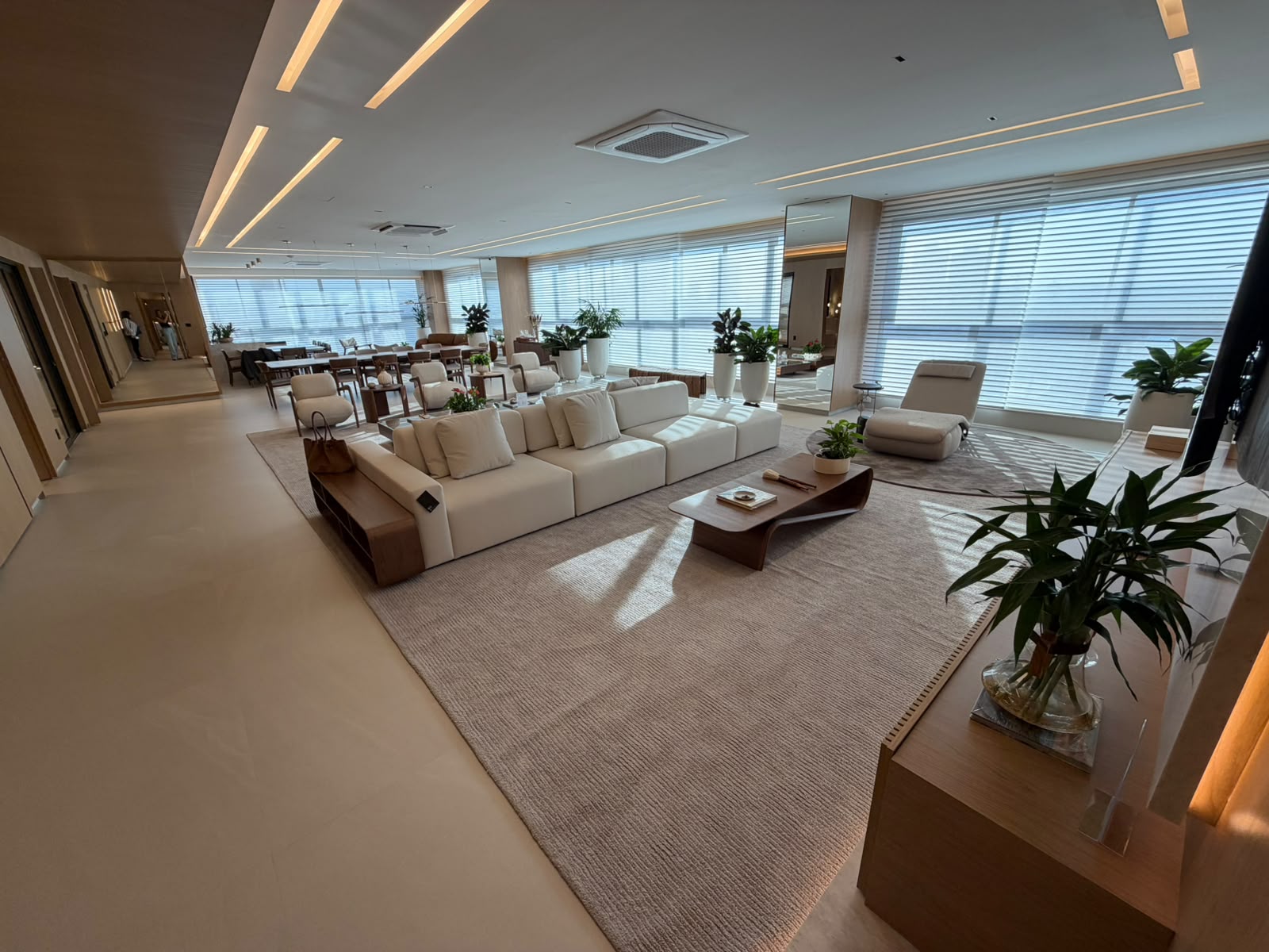 Apartamento à Venda no Kingdom Park Residence / 4 suítes / 4 vagas / Mobiliado / Setor Marista