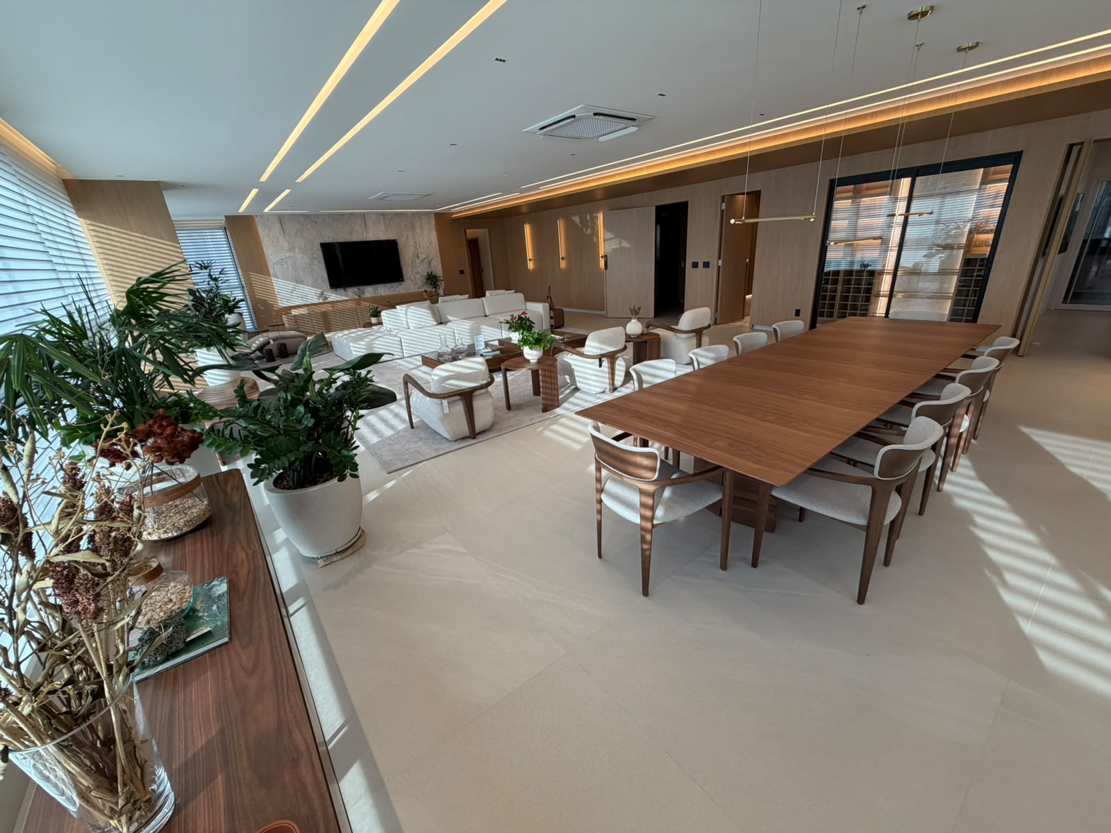 Apartamento à Venda no Kingdom Park Residence / 4 suítes / 4 vagas / Mobiliado / Setor Marista