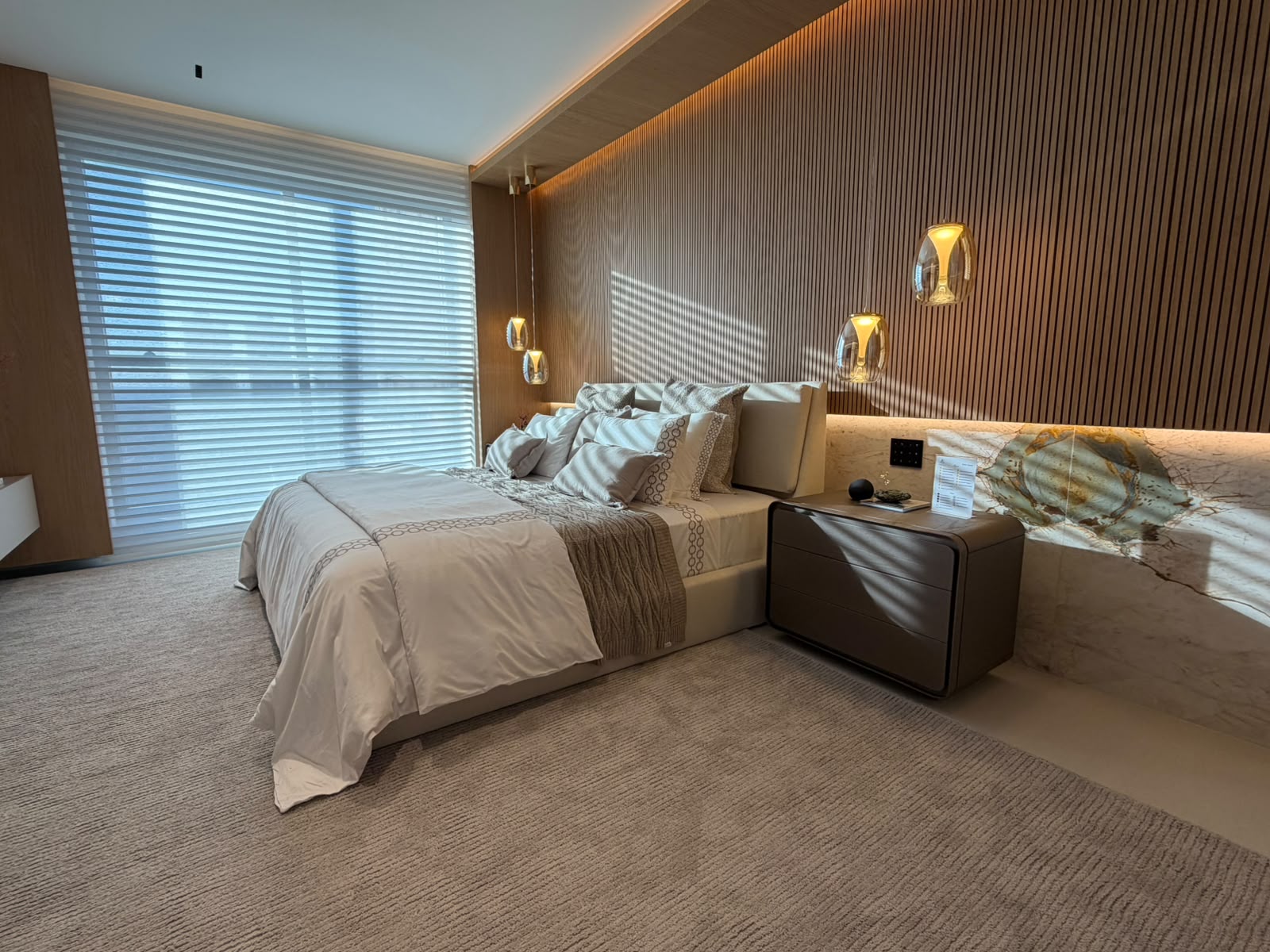 Apartamento à Venda no Kingdom Park Residence / 4 suítes / 4 vagas / Mobiliado / Setor Marista