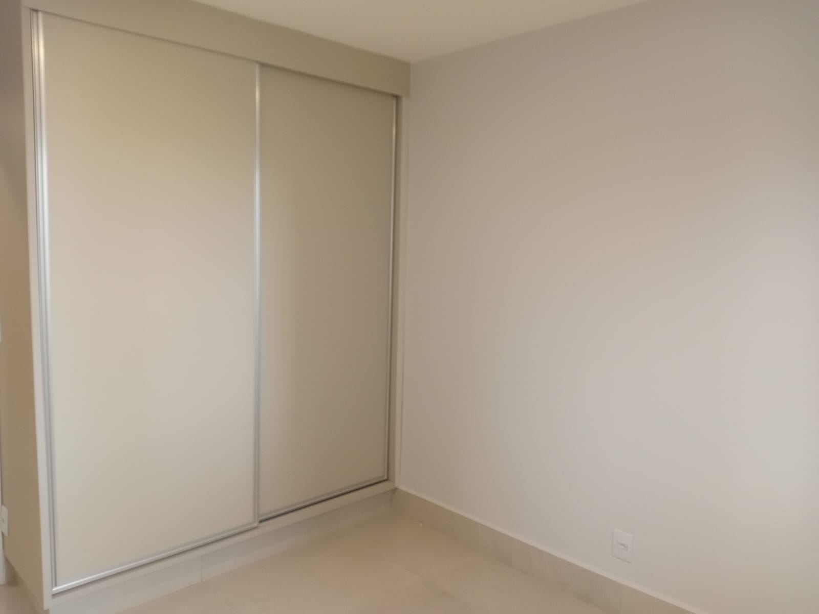 Apartamento à Venda no Edifício Ivana / 2 suítes / 1 vaga / Setor Bueno