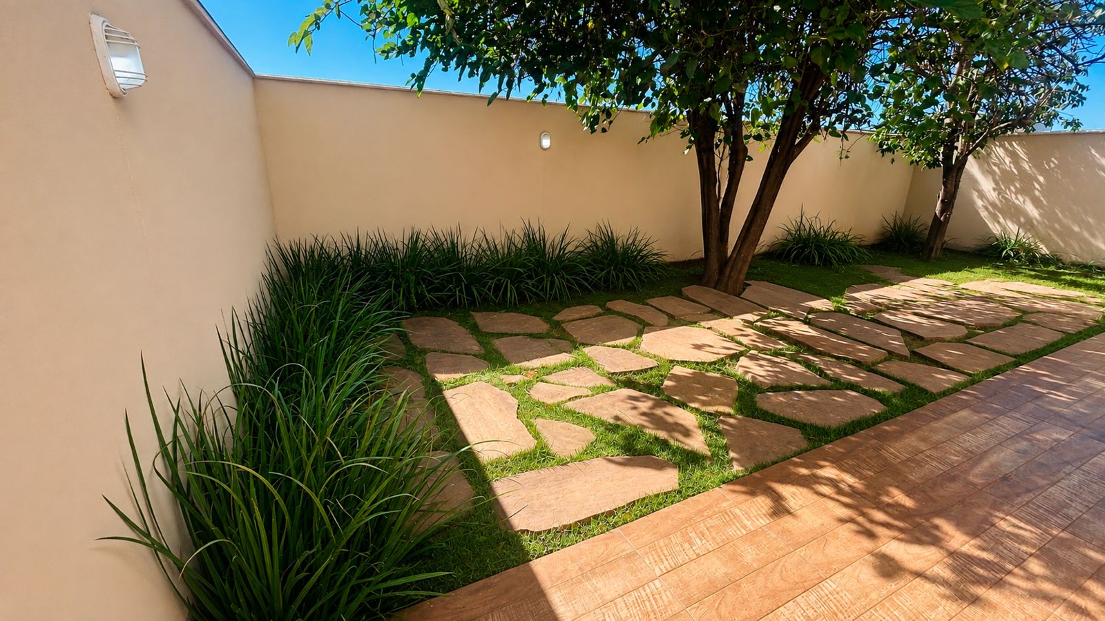 Venda de Casa Térrea em Condomínio fechado no Residencial Jardim Veneza