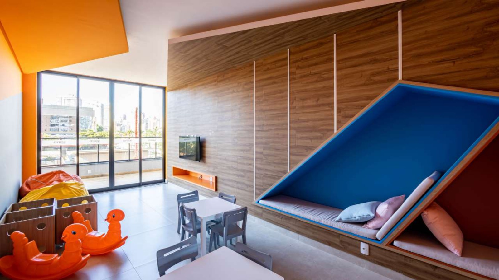 Apartamento Setor Bueno a venda / 2 quartos / lavabo / 2 vagas / predio novo / mobiliado