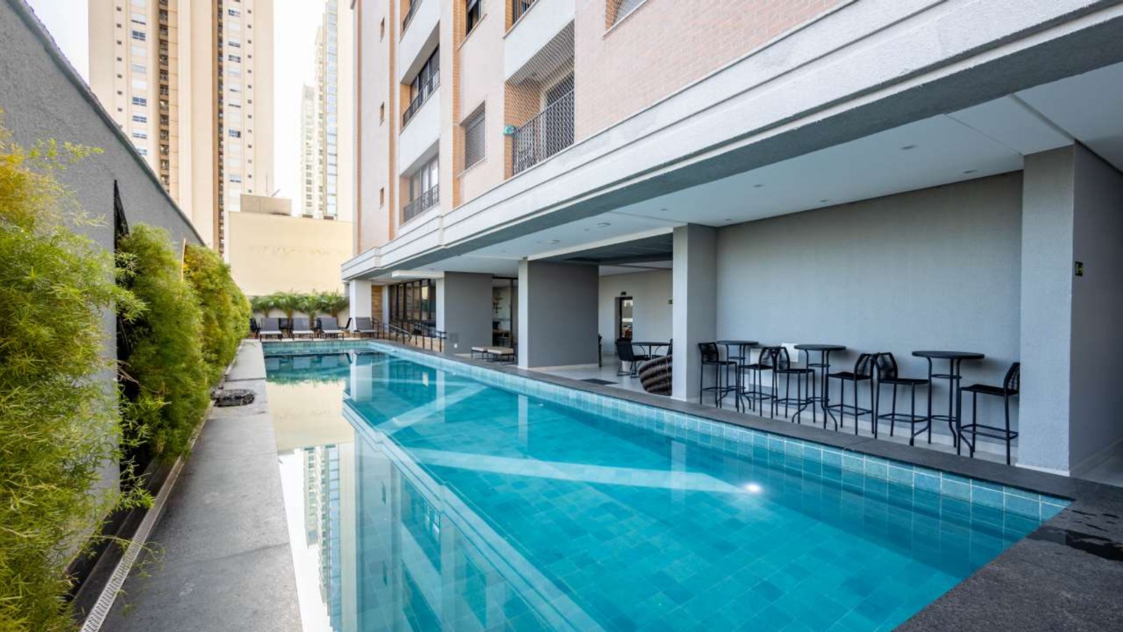 Apartamento Setor Bueno a venda / 2 quartos / lavabo / 2 vagas / predio novo / mobiliado