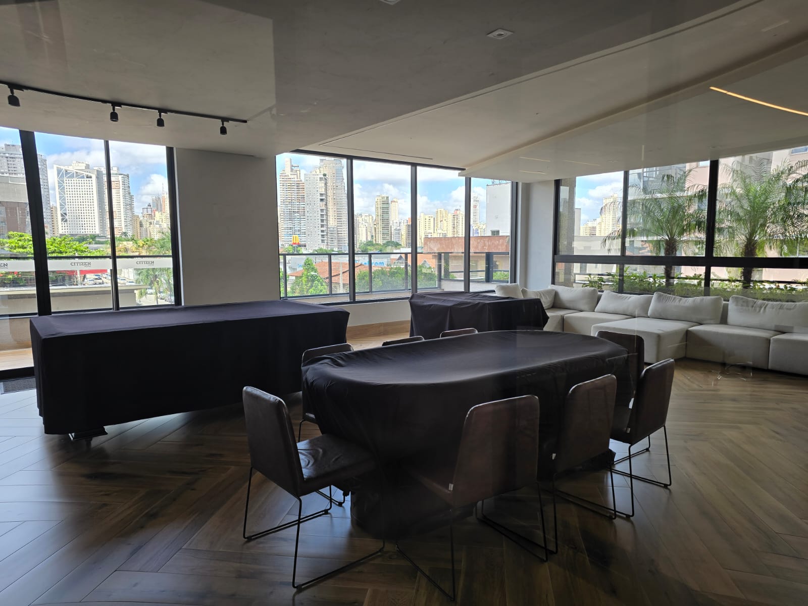 Apartamento Setor Bueno a venda / 2 quartos / lavabo / 2 vagas / predio novo / mobiliado
