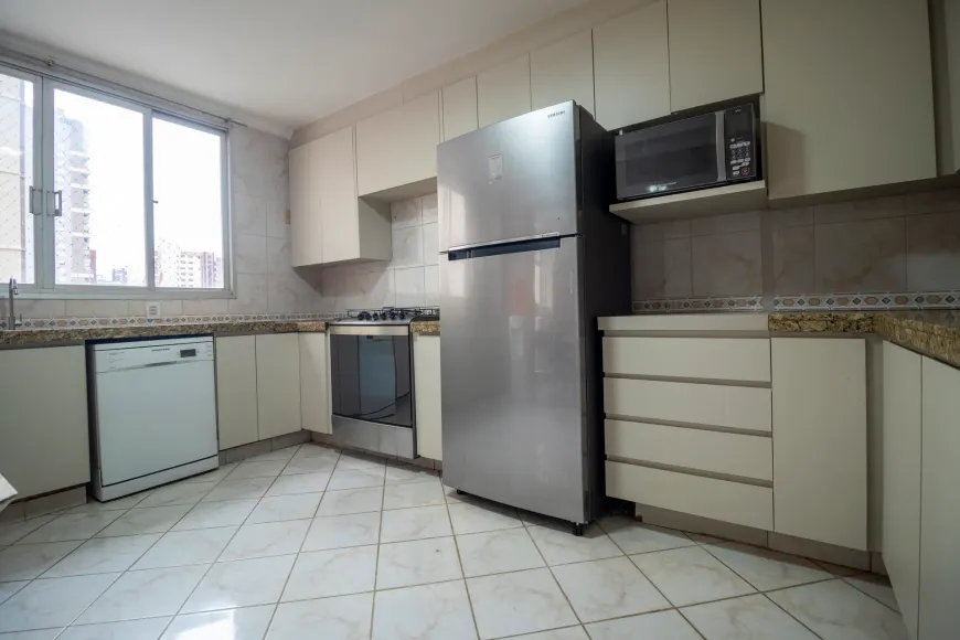Apartamento a venda de 217m² com 4 quartos (3 suítes) / 2 vagas / lazer completo / Setor Bueno / Água inclusa no condomínio