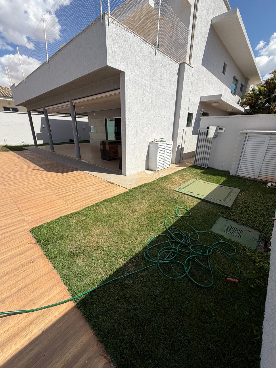 Sobrado à venda no Jardins Milão / 5 suítes / 6 vagas