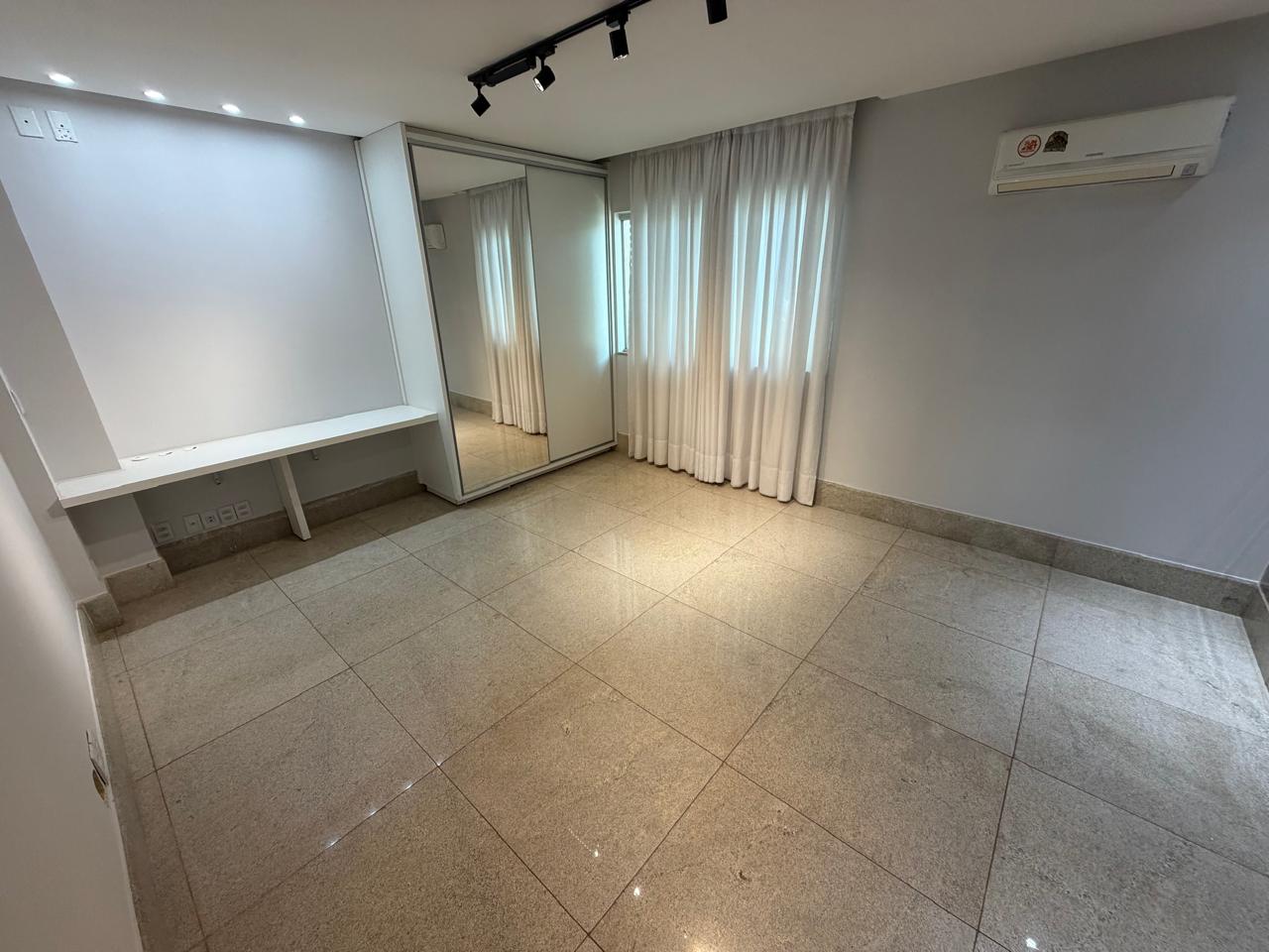 Sobrado à venda no Jardins Milão / 5 suítes / 6 vagas