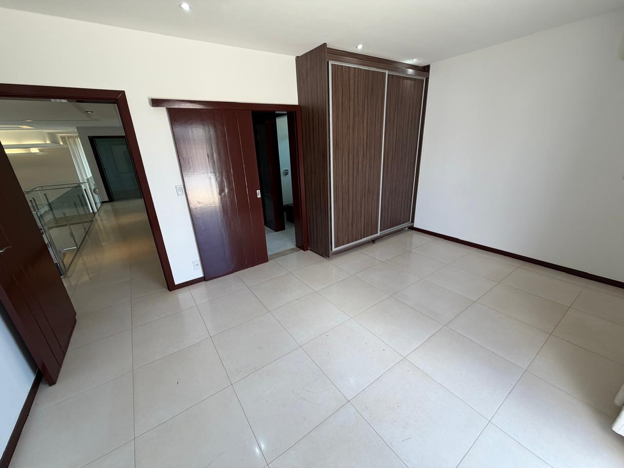 Sobrado à venda no Jardins Milão / 5 suítes / 6 vagas