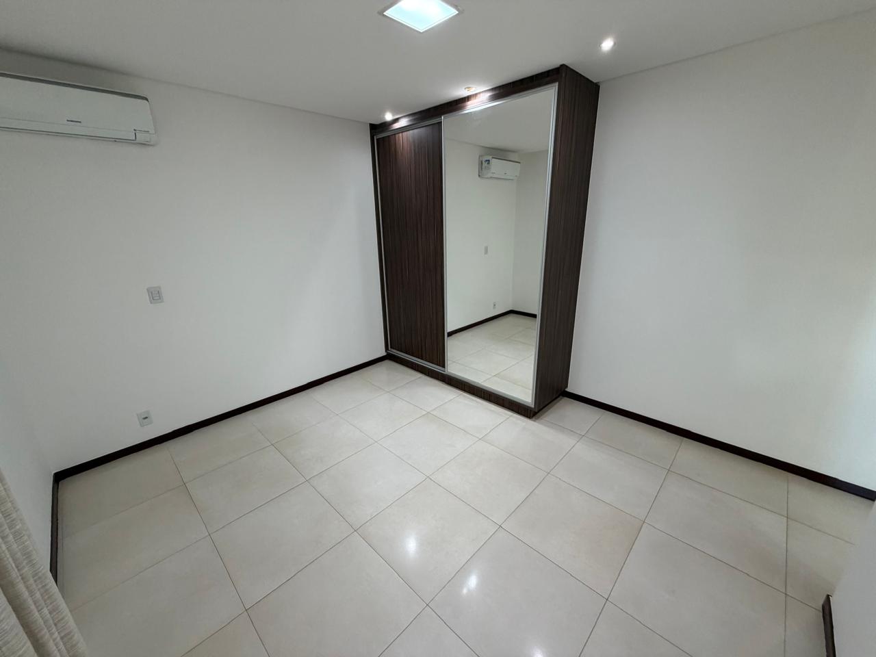 Sobrado à venda no Jardins Milão / 5 suítes / 6 vagas