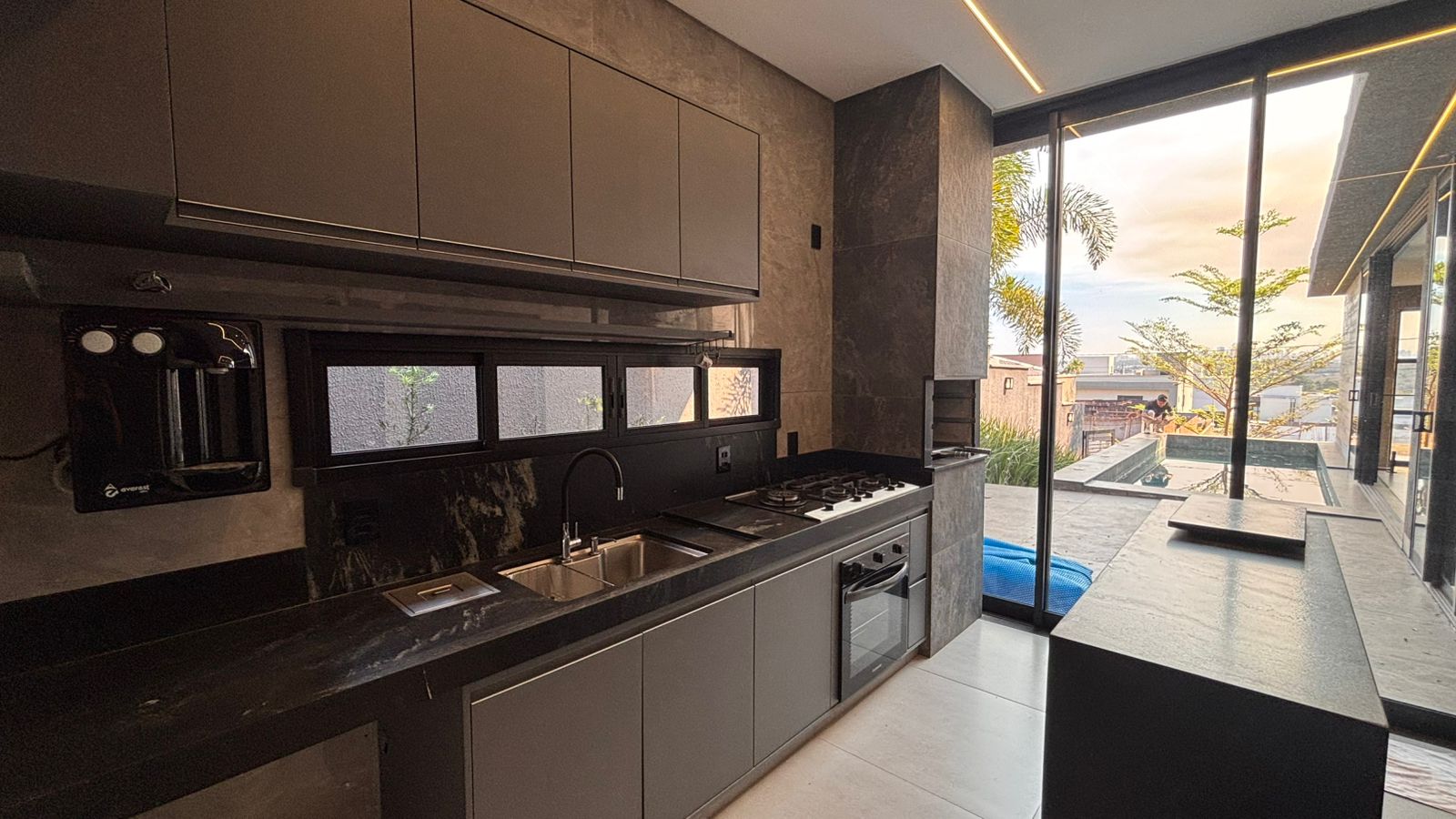 Casa térrea a venda / Jardins Barcelona / 190 m² e terreno de 300 m² /  3 suites / home theater / piscina aquecida com prainha / hidro / LED