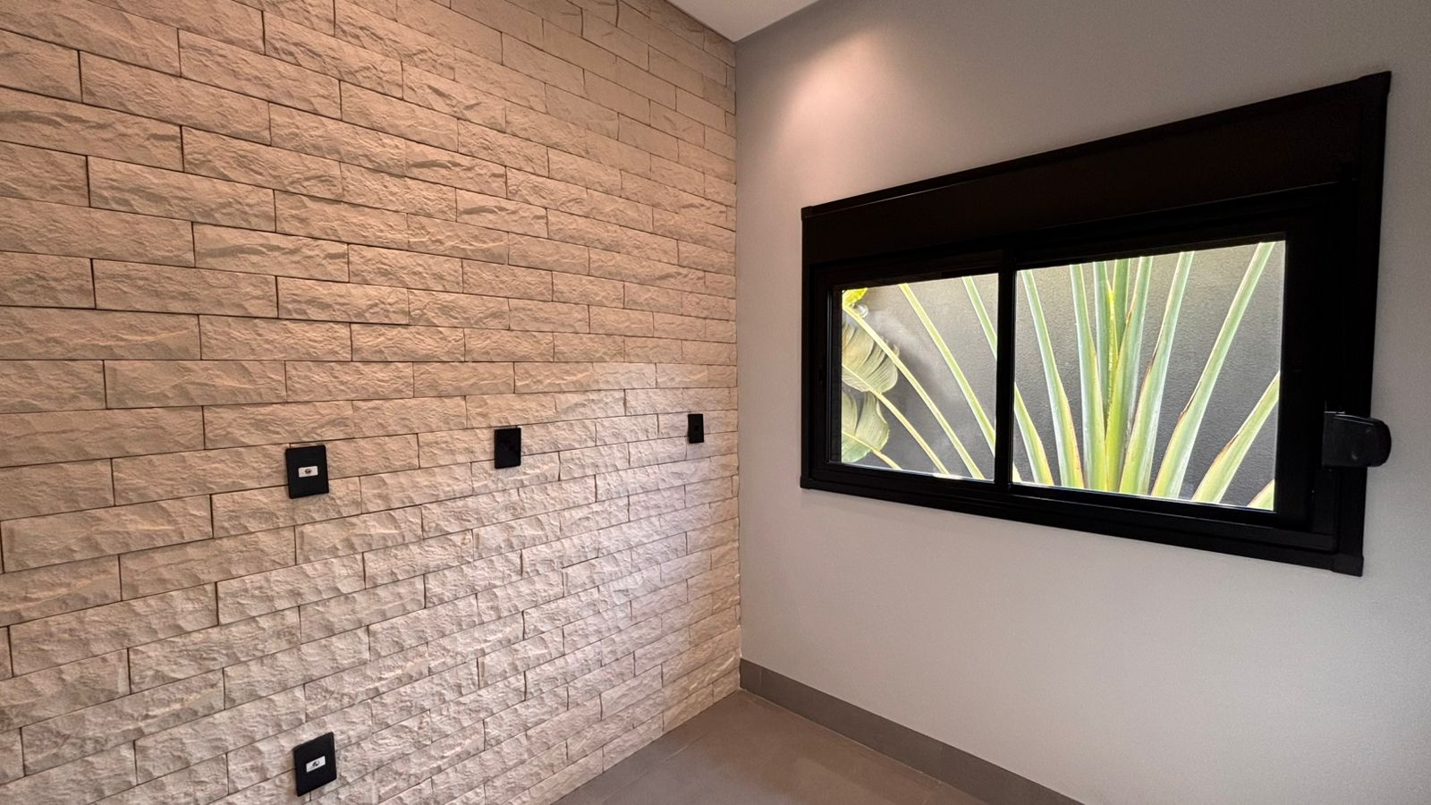 Casa térrea a venda / Jardins Barcelona / 190 m² e terreno de 300 m² /  3 suites / home theater / piscina aquecida com prainha / hidro / LED